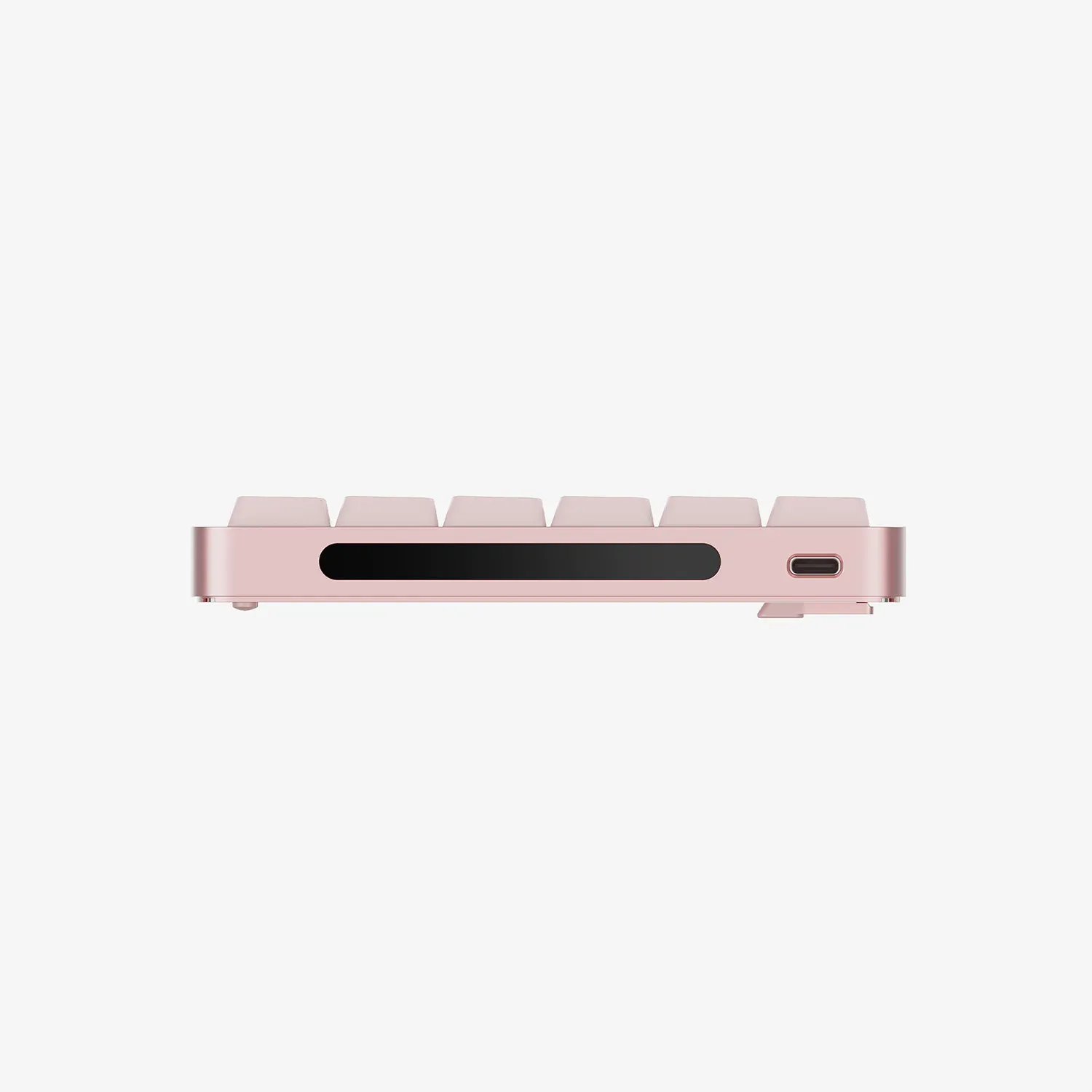 Widok z boku różowej klawiatury mechanicznej z portem USB-C i podłużną czarną wkładką na jasnym tle.