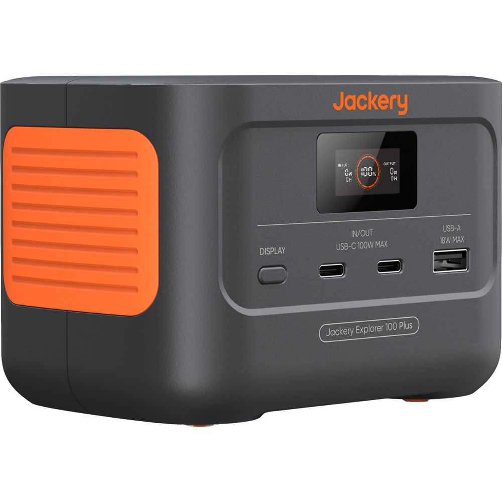 Una centrale elettrica portatile Jackery Explorer 100 Plus nera con dettagli arancioni, display e porte USB.