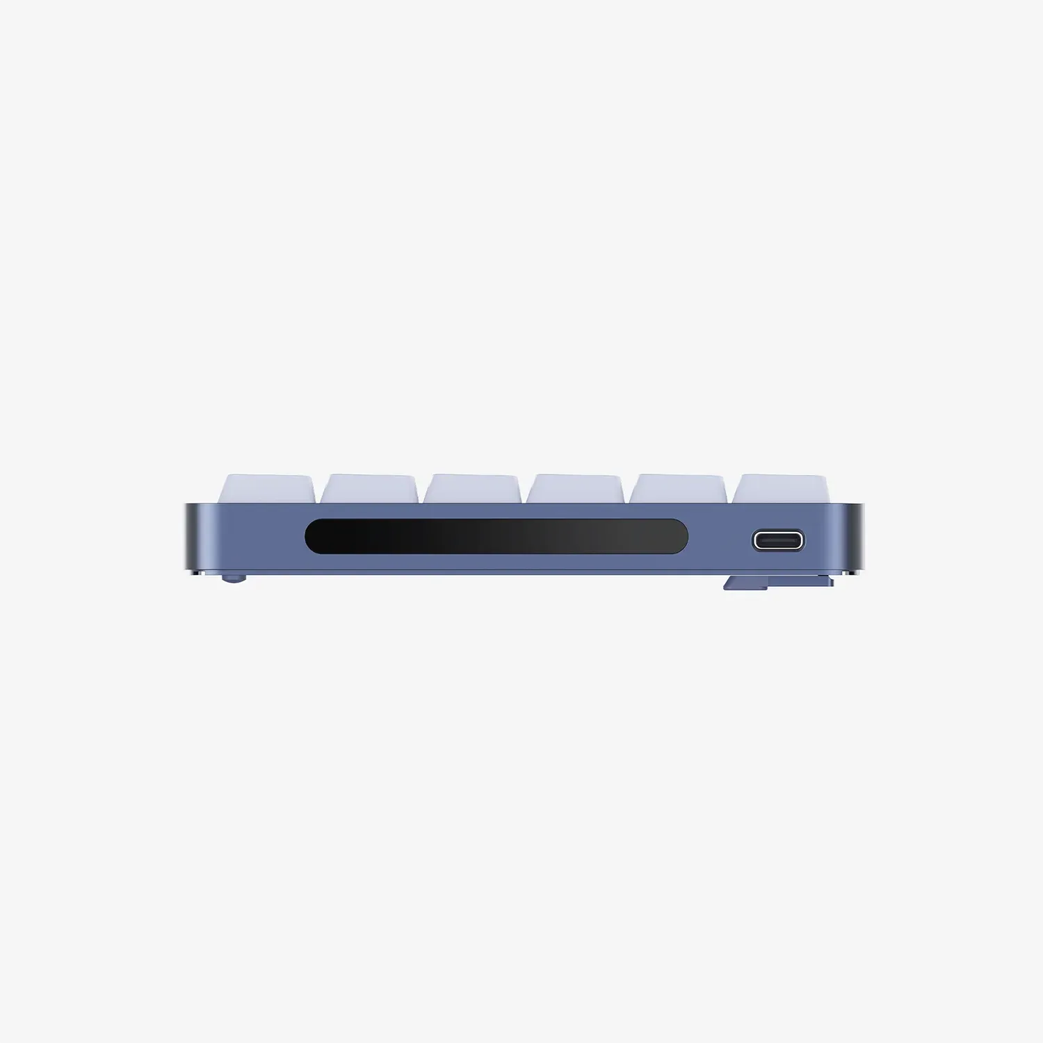 Widok z boku niebieskiej klawiatury z portem USB-C i wyświetlaczem.