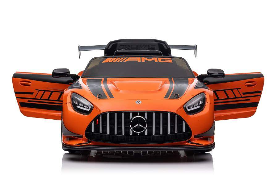 Ein orangefarbenes AMG-Spielzeugauto mit offenen Türen und schwarzen Rennstreifen auf einer weißen Fläche.