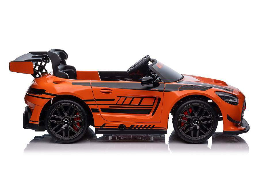 Ein orangefarbenes Kinder-Spielzeugauto im Mercedes-Stil mit schwarzen Streifen und großem Heckspoiler.