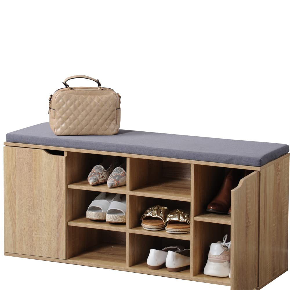 Holzschuhbank mit grauer Sitzfläche, offenen Fächern und einer Handtasche oben.