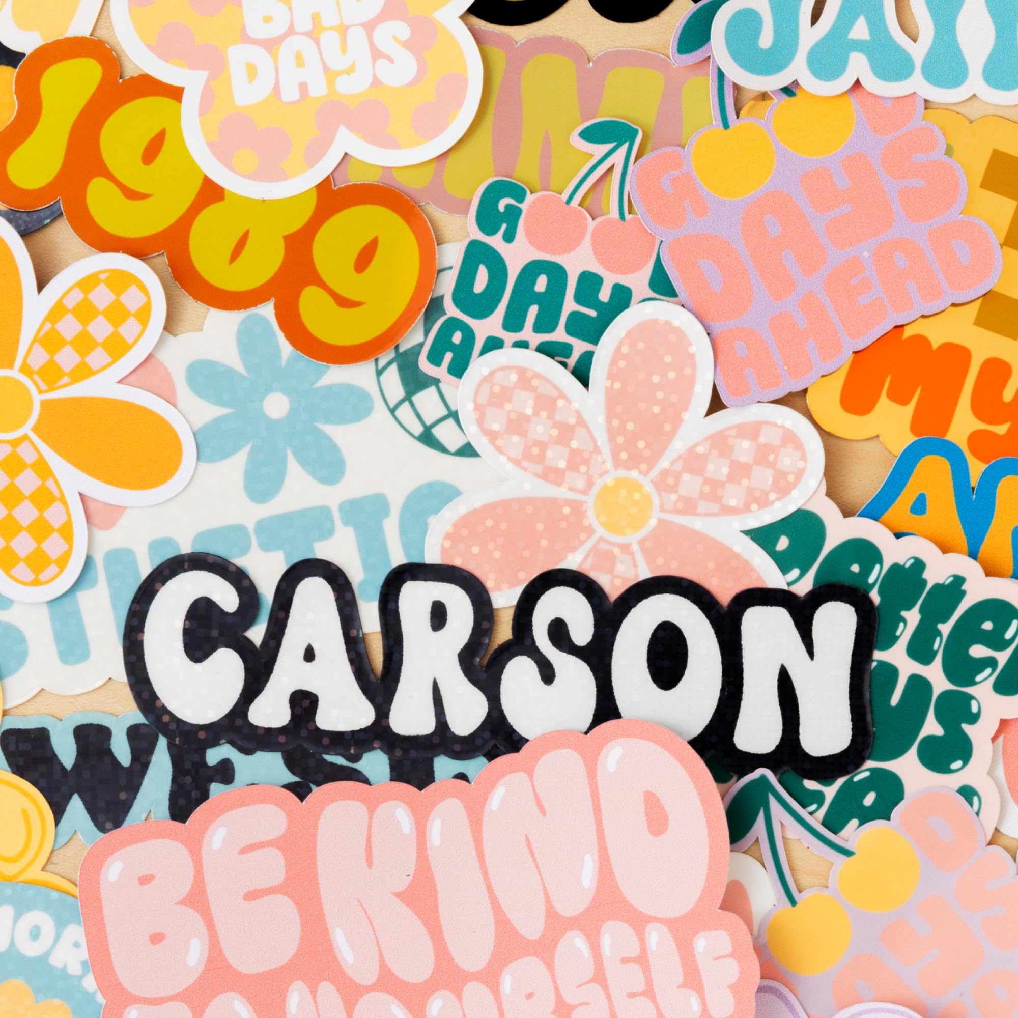 Autocollants colorés avec des fleurs et des mots comme Carson.