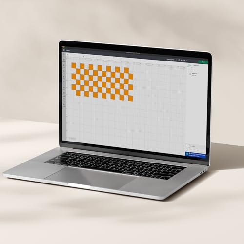 Un ordinateur portable argenté affiche un logiciel de design avec un motif à damier orange et blanc.