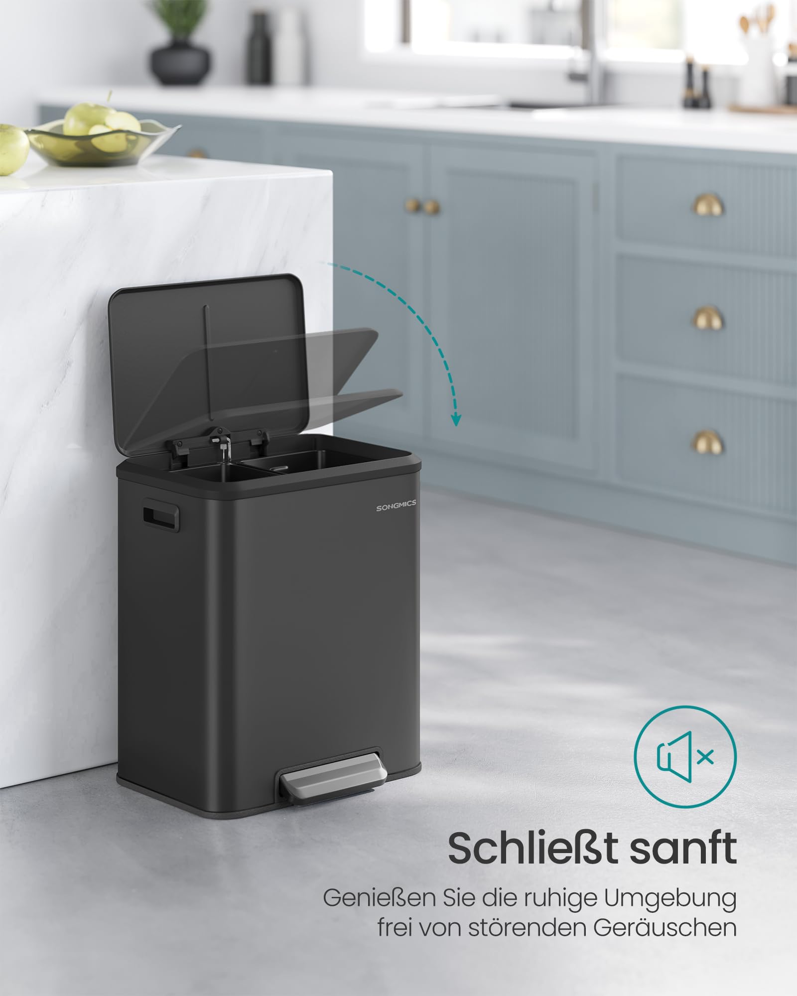 Ein schwarzer Eimer mit offenem Deckel steht in einer modernen Küche neben hellblauen Schränken.