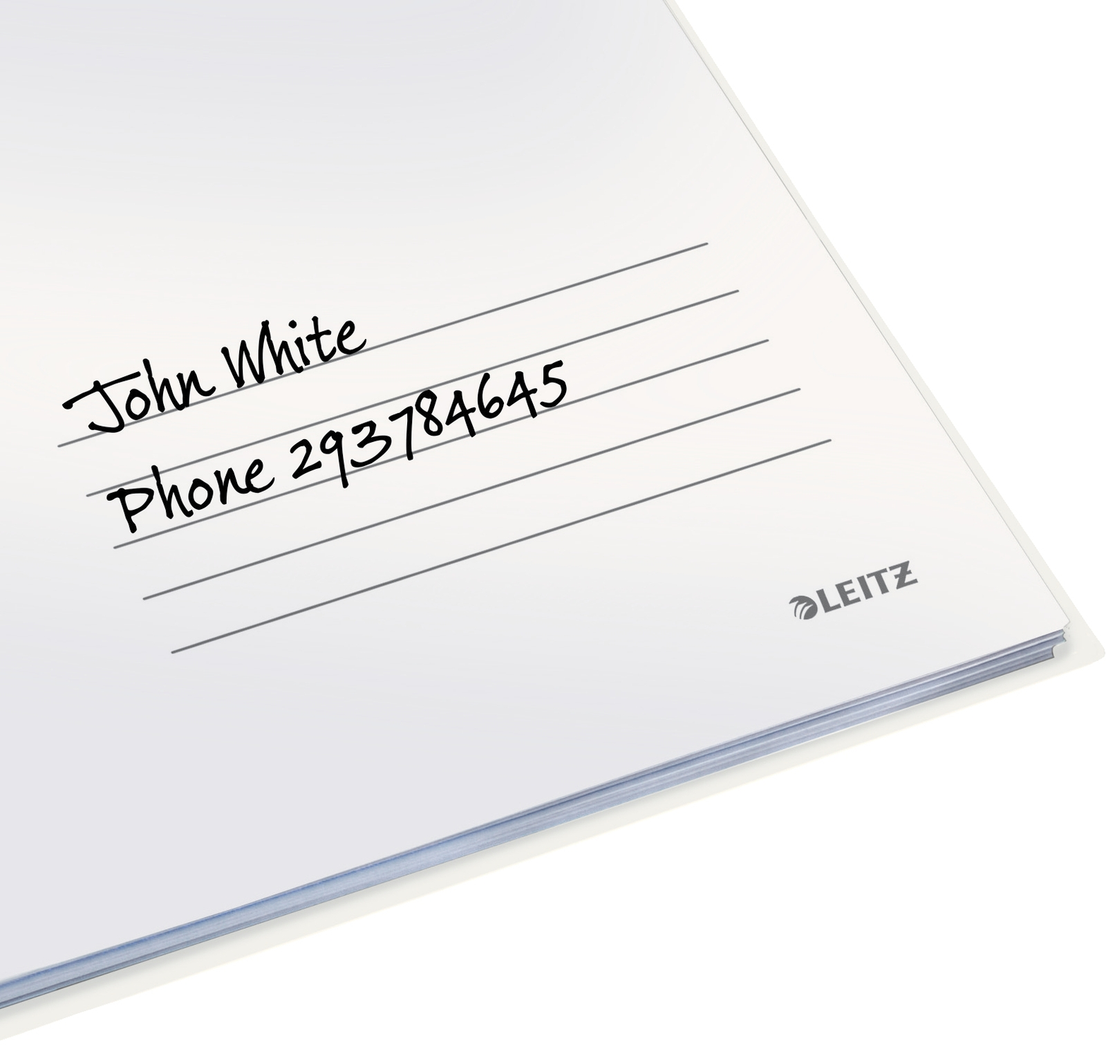 Ein weißes Blatt Papier mit handgeschriebenem Text 'John White' und 'Phone 293784645' und dem Leitz-Logo.