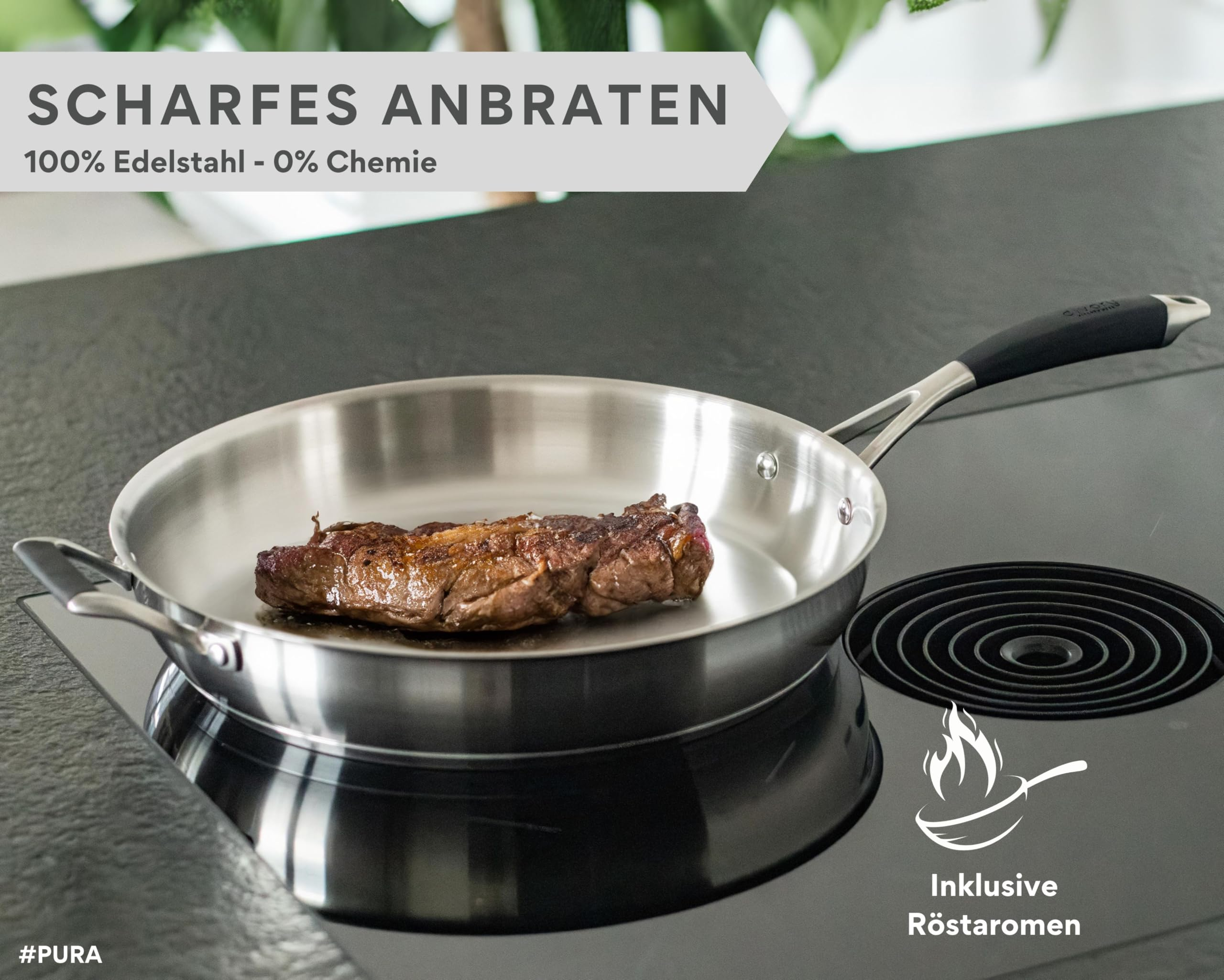Poêle en inox sur plaque à induction avec un steak et du texte publicitaire.