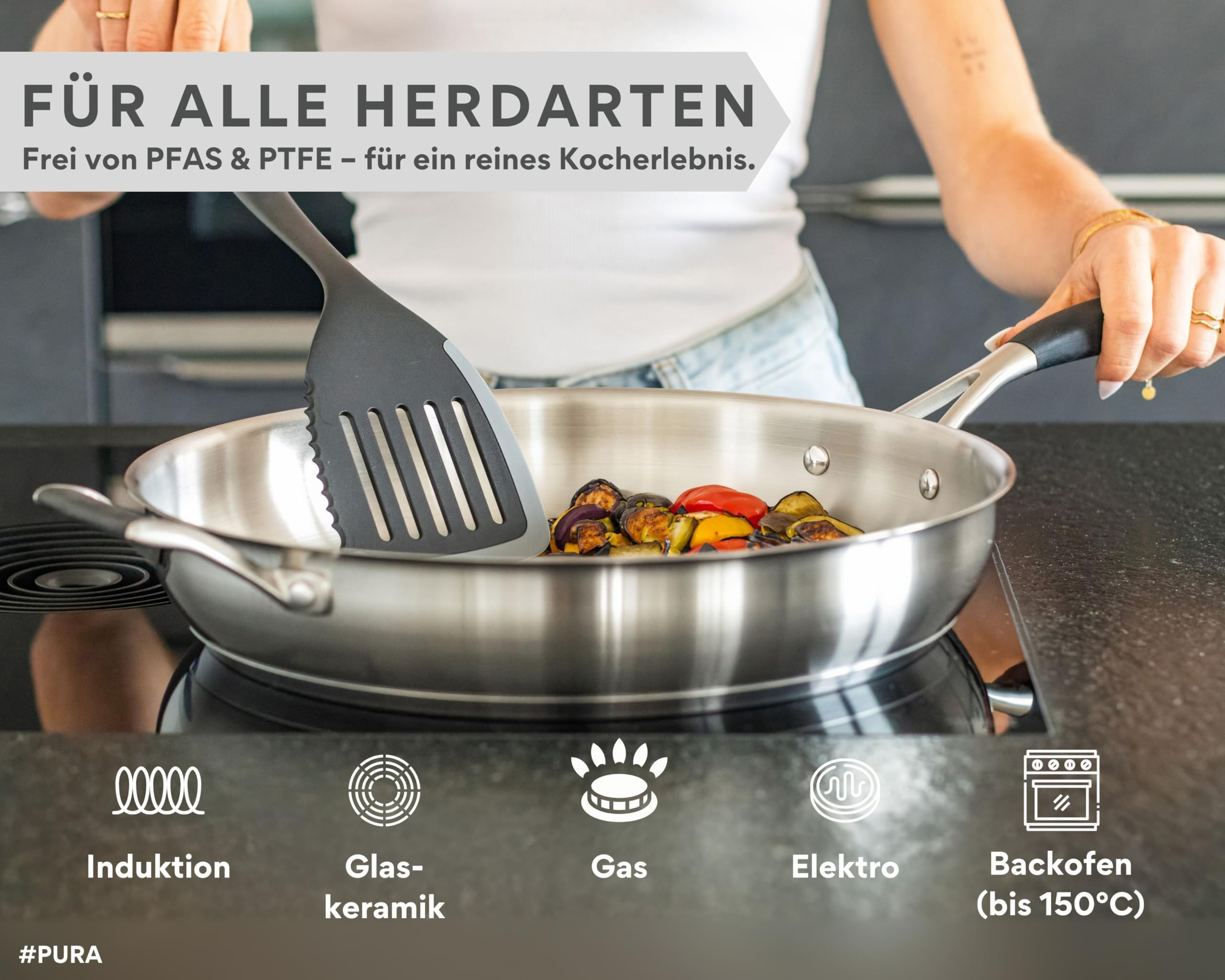 Une personne cuisinant des légumes dans une poêle en acier.