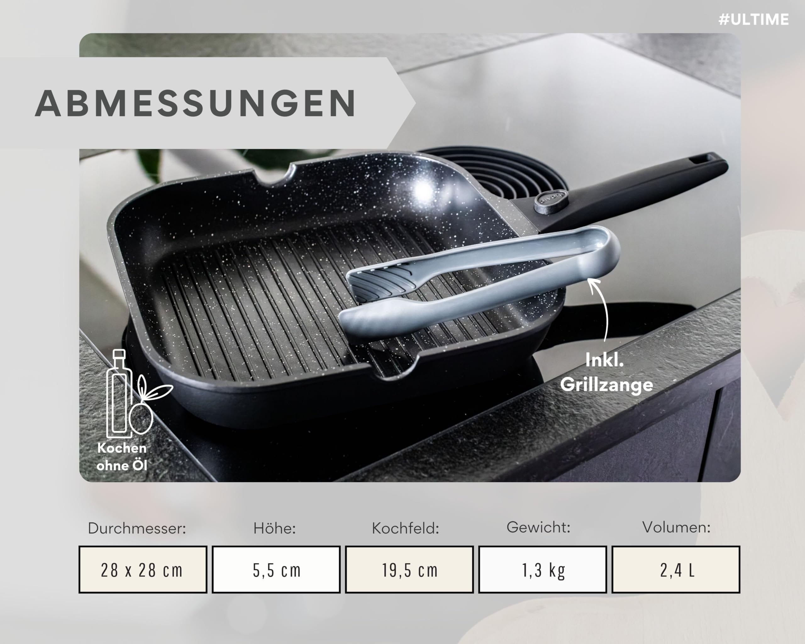 Schwarze quadratische Grillpfanne auf einem Kochfeld mit grauer Zange und Größendetails.