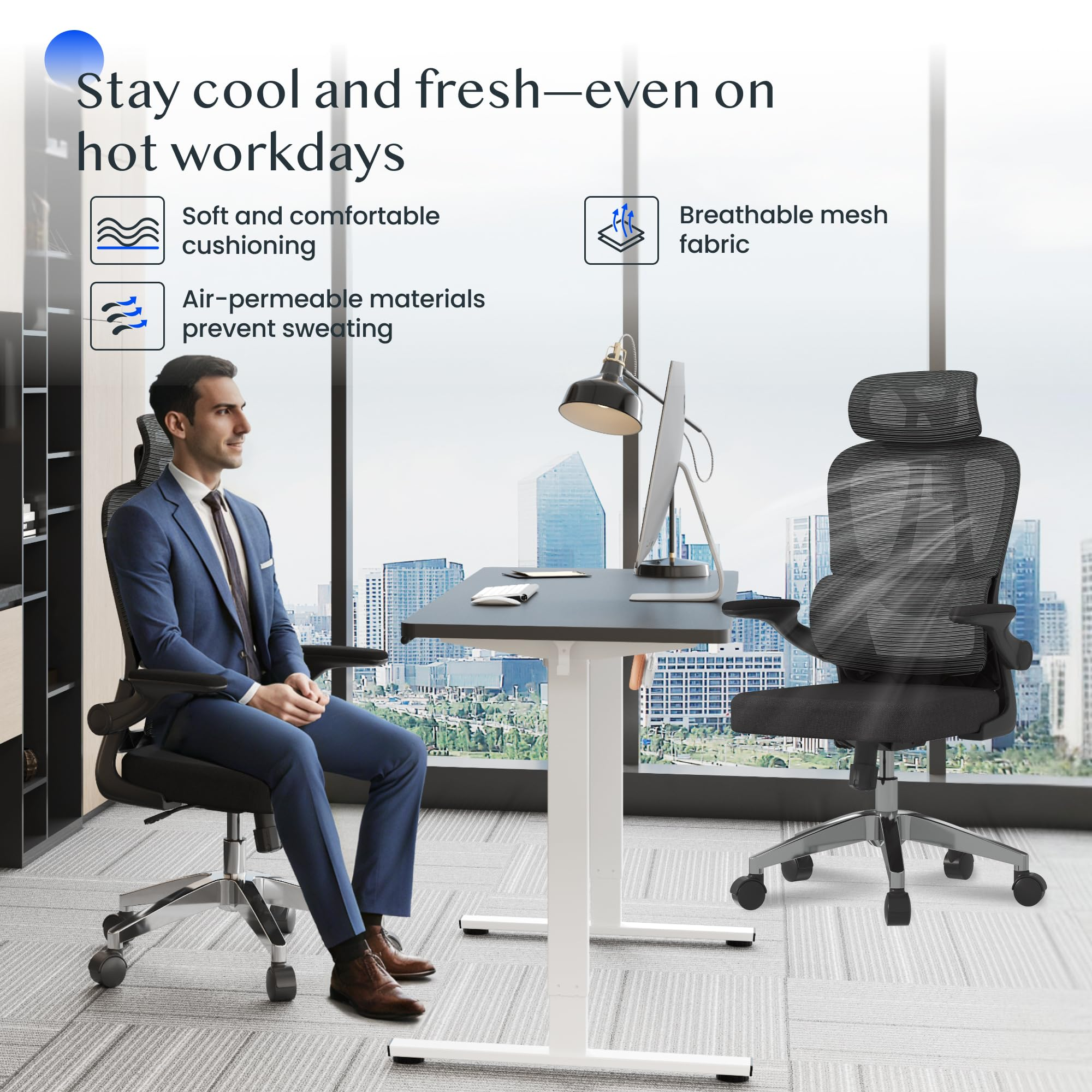 Ein Geschäftsmann sitzt auf einem ergonomischen Bürostuhl vor einem Schreibtisch in einem modernen Büro mit Skyline-Ausblick.