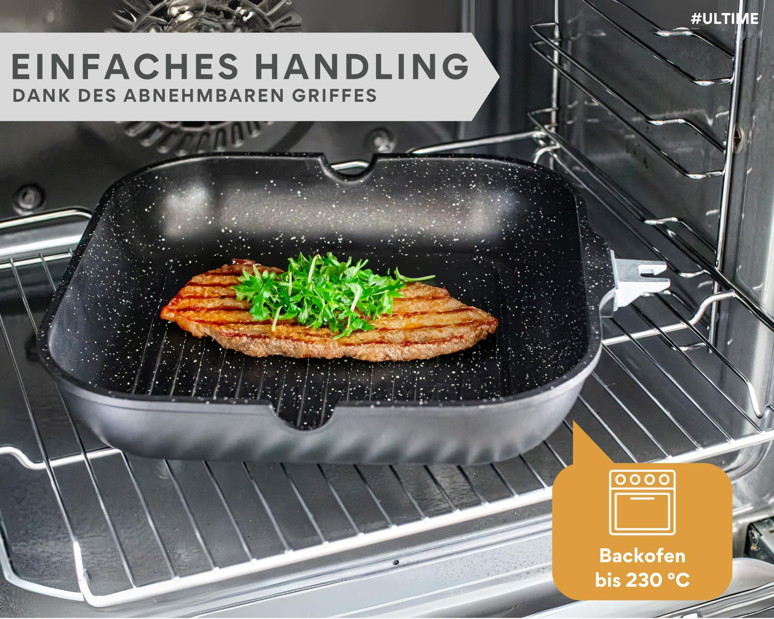Ein Fleischstück mit Kräutern in einer schwarzen Grillpfanne im Backofen.