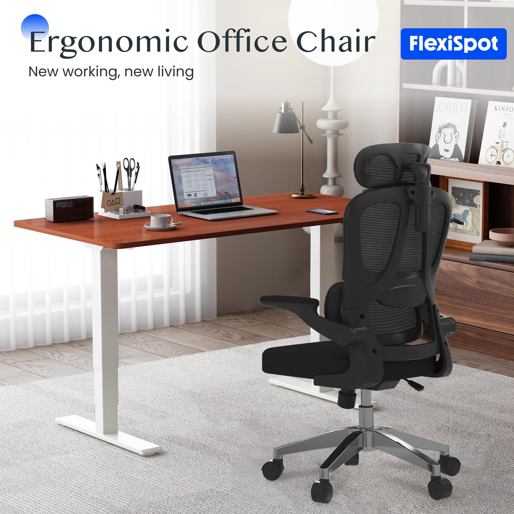Ein ergonomischer Bürostuhl steht vor einem höhenverstellbaren Holztisch mit Laptop in einem hellen Zimmer.