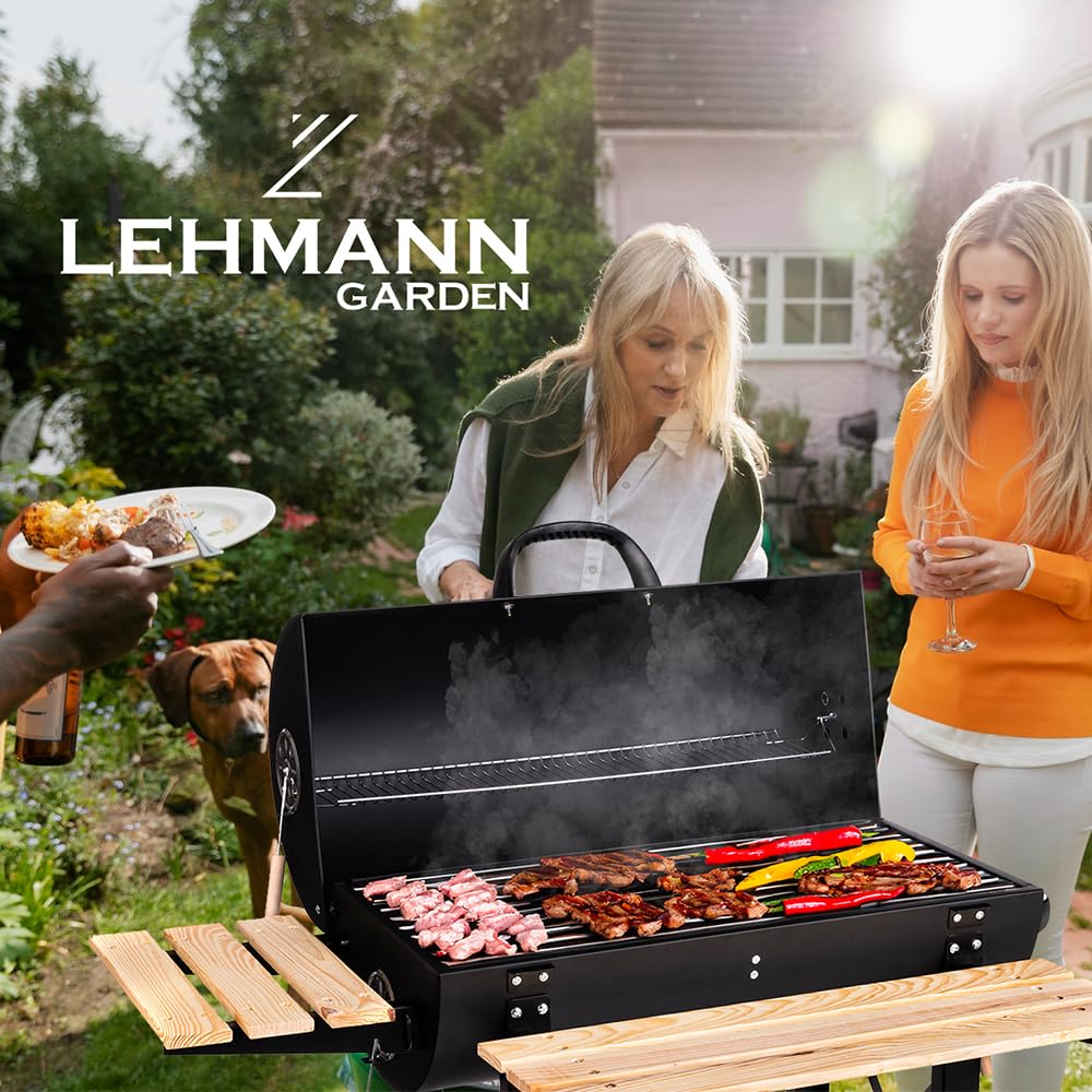 Deux femmes font un barbecue dans un jardin avec de la viande, des légumes et un chien.