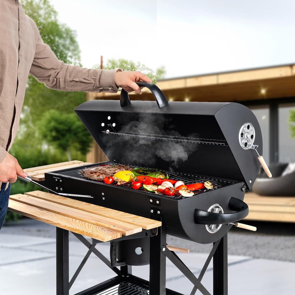 Une personne ouvre le couvercle d'un barbecue noir à l'extérieur, révélant de la viande et des légumes fumants.