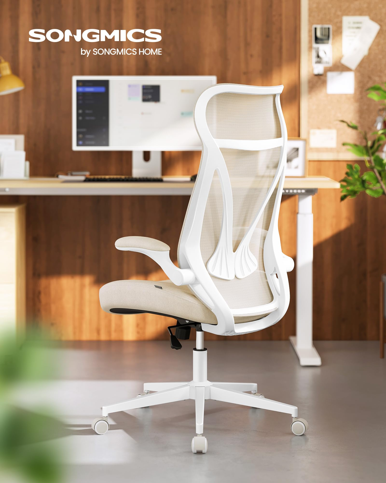 Une chaise de bureau ergonomique blanche avec dossier en maille devant un bureau en bois.