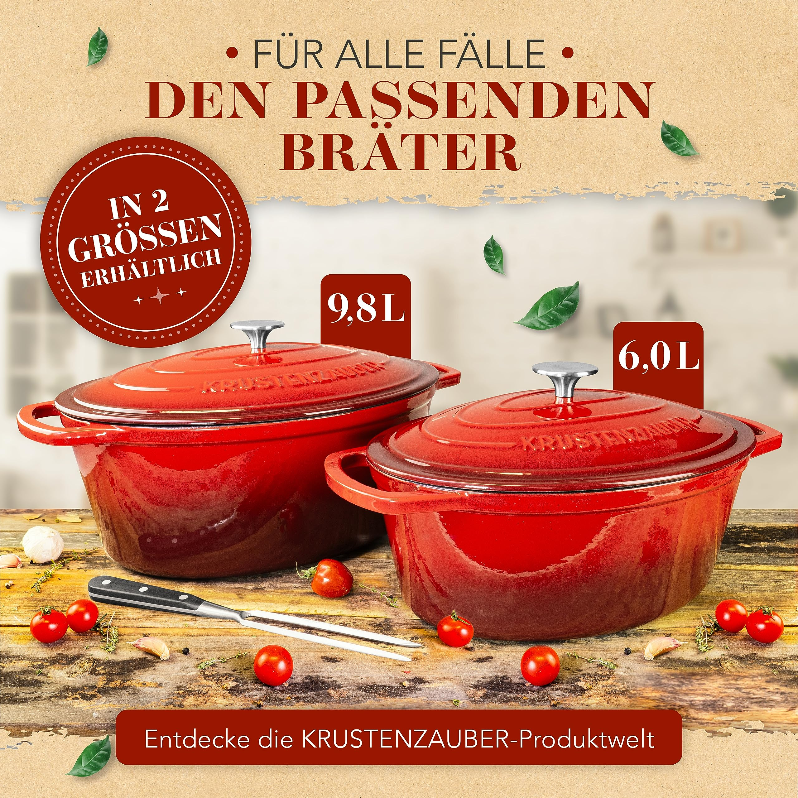 Zwei rote Krustenzauber Bräter in 9.8L und 6.0L auf Holztisch mit Tomaten, Knoblauch und einem Fleischmesser.