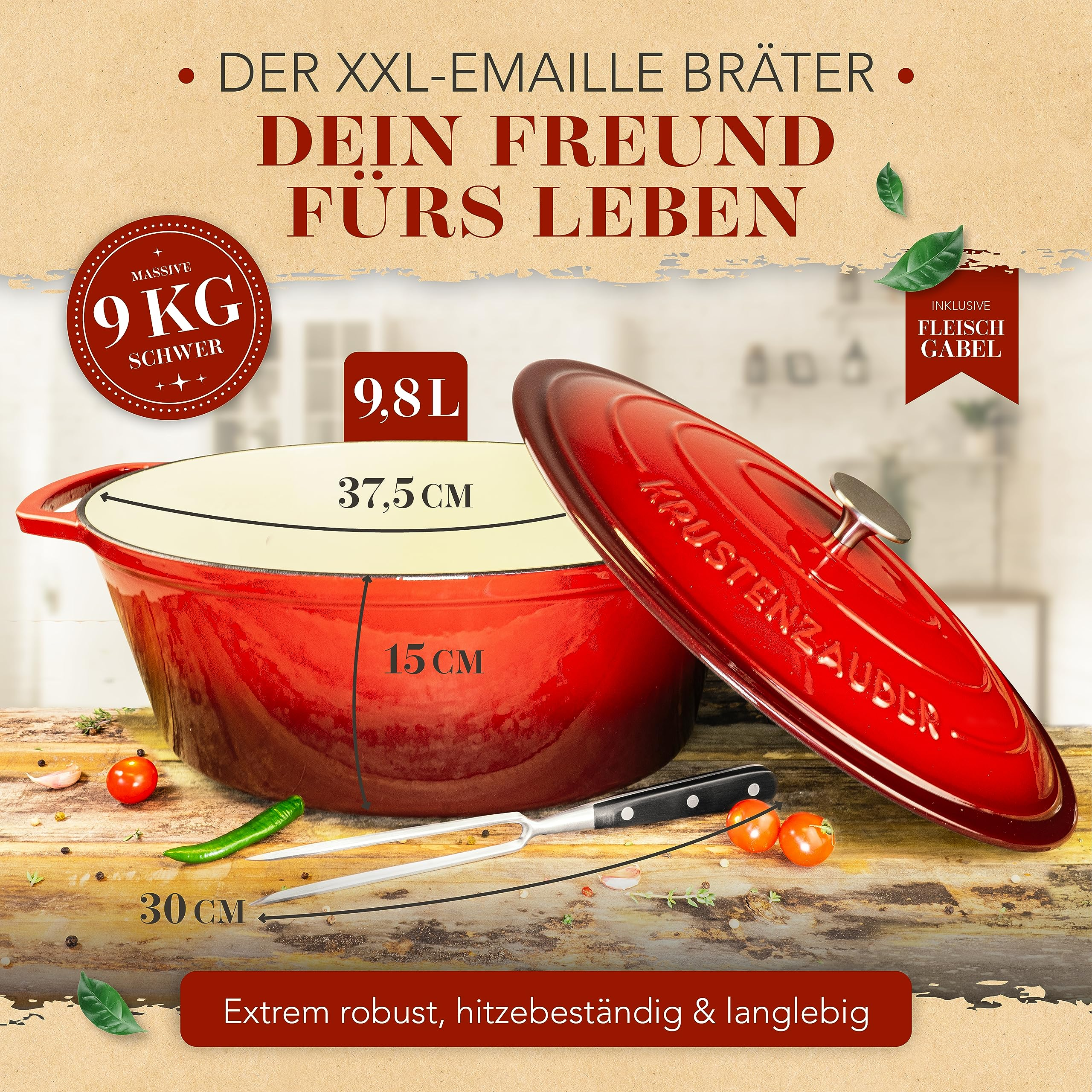 Ein roter XXL-Emaillierter Bräter mit Deckel, Fleischgabel und Maßen auf Holzuntergrund.