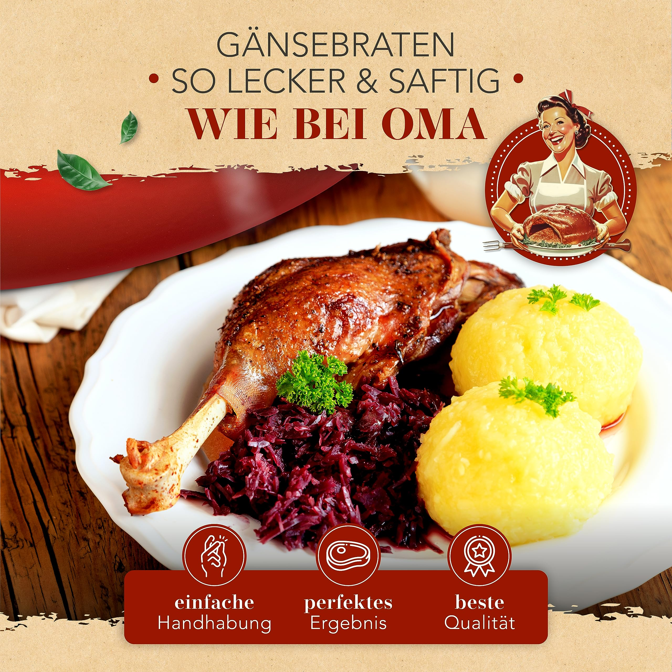 Gebratene Entenkeule mit Rotkohl und zwei Kartoffelknödeln auf einem weißen Teller mit deutscher Aufschrift.
