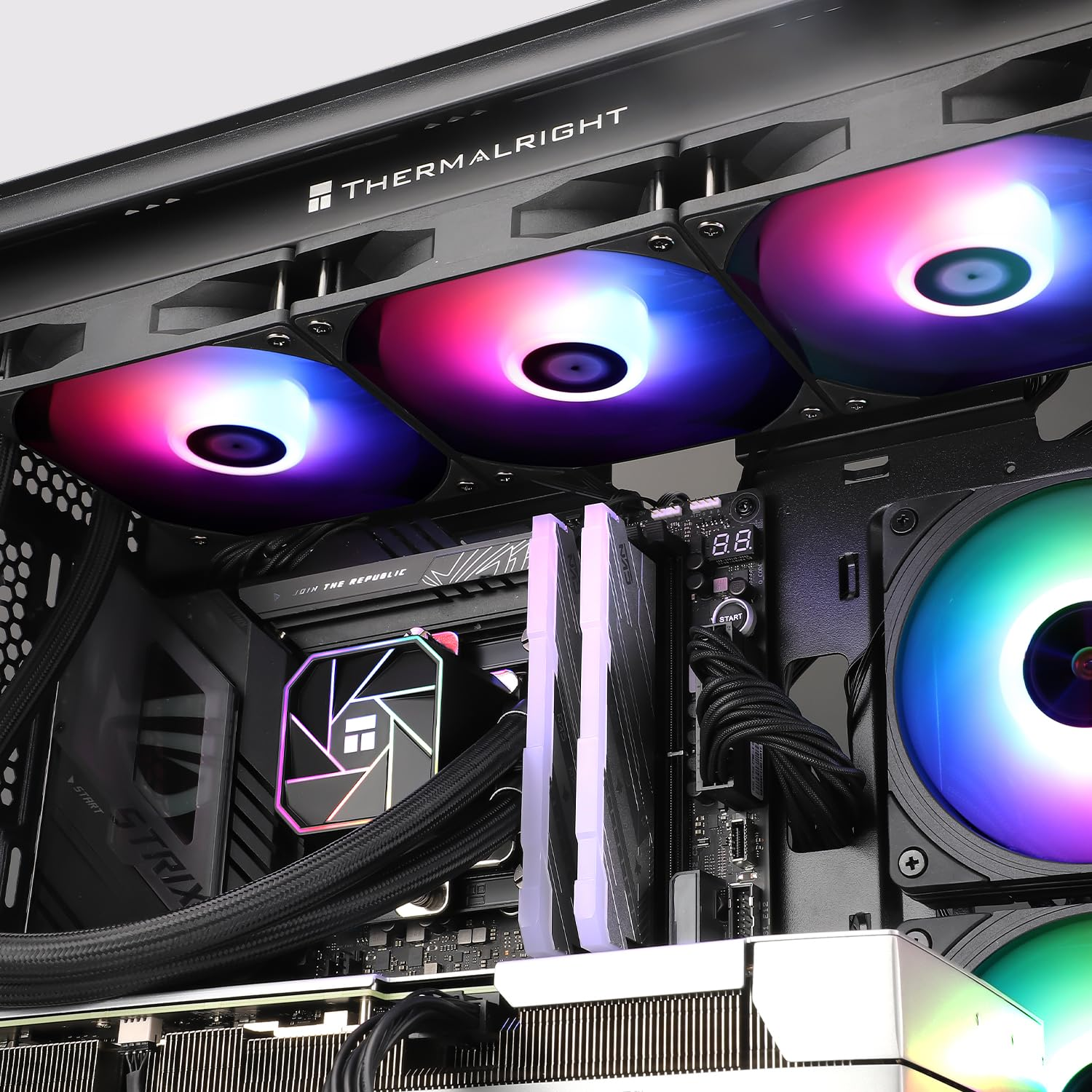 Intérieur d'un PC de jeu avec éclairage RGB vibrant sur les ventilateurs et la RAM, avec un refroidisseur Thermalright.