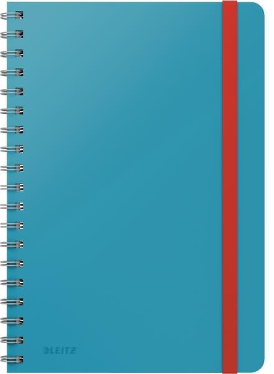 Türkisblaues Spiralnotizbuch mit rotem Verschlussband und Silberspirale auf weißem Grund.