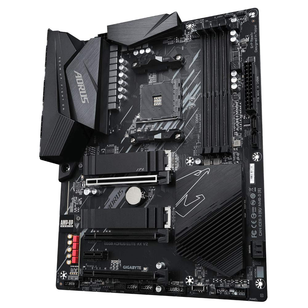 Una scheda madre nera Gigabyte Aorus B550 con dissipatori, socket CPU, slot RAM e PCIe su sfondo bianco.
