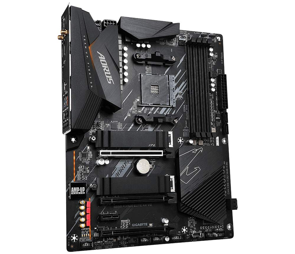 Scheda madre nera Gigabyte Aorus con socket CPU, slot RAM, dissipatori e porte PCIe su sfondo bianco.