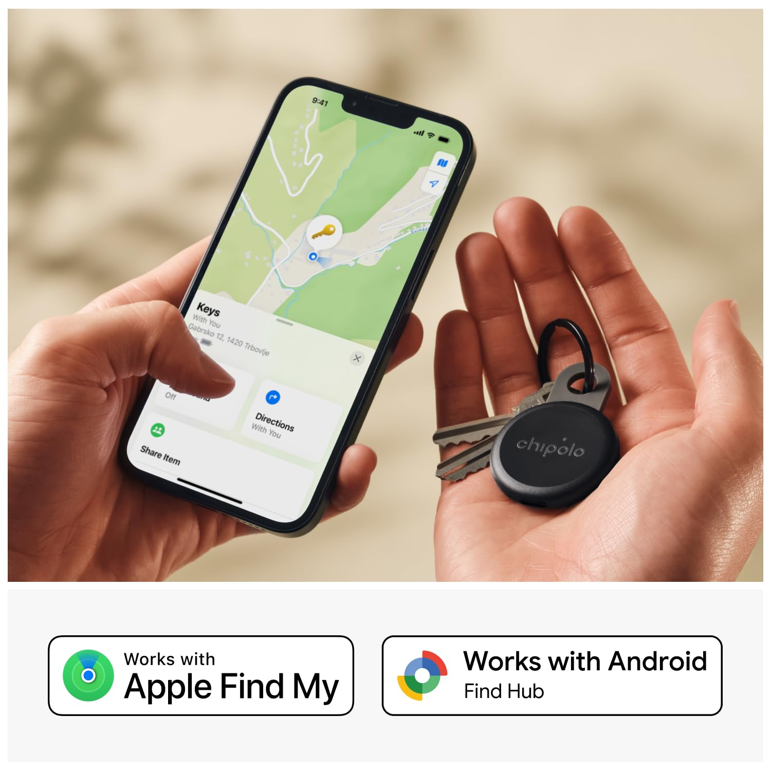 Person hält ein Telefon mit Karten-App und in der anderen Hand Schlüssel mit schwarzem Tracker.
