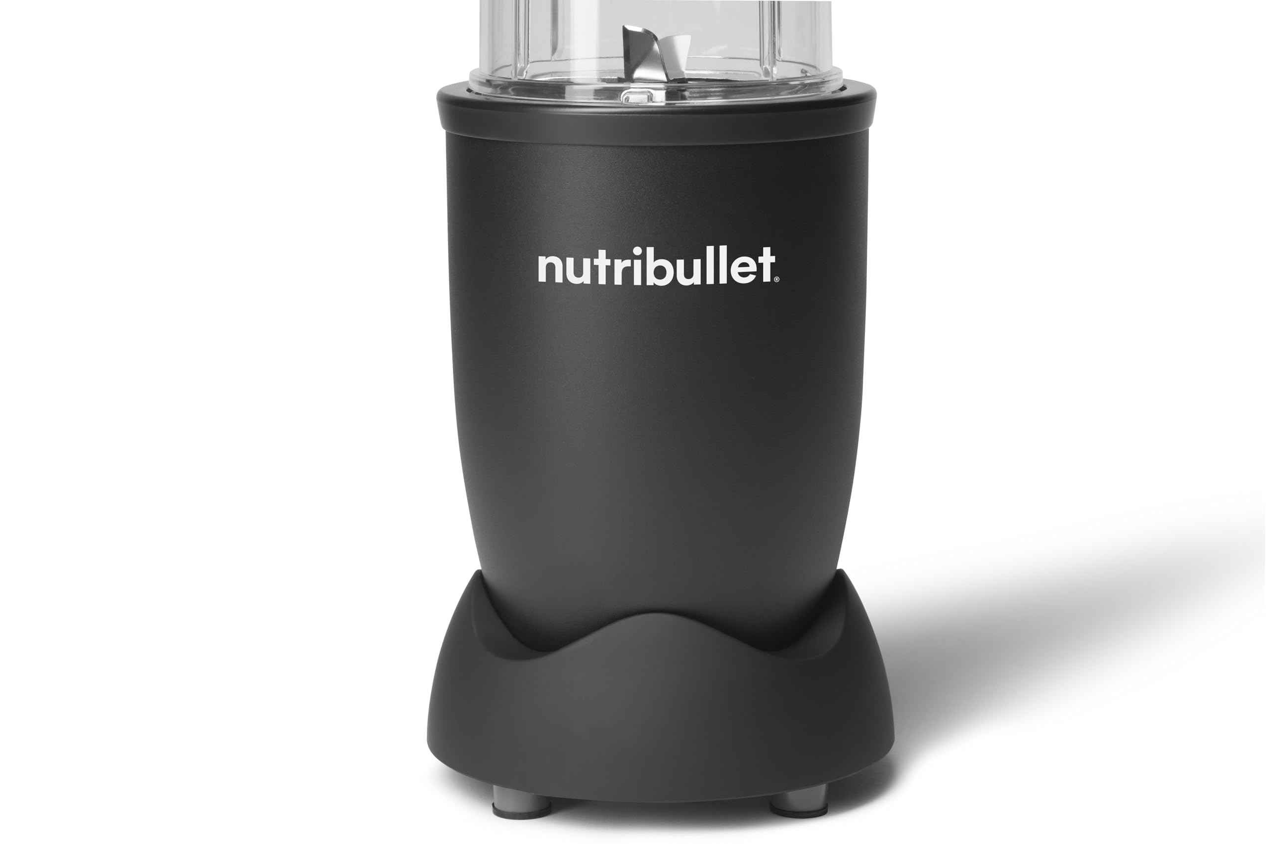 Ein schwarzer Nutribullet-Mixerfuß mit klarem Becher und Klingen auf weißem Hintergrund.