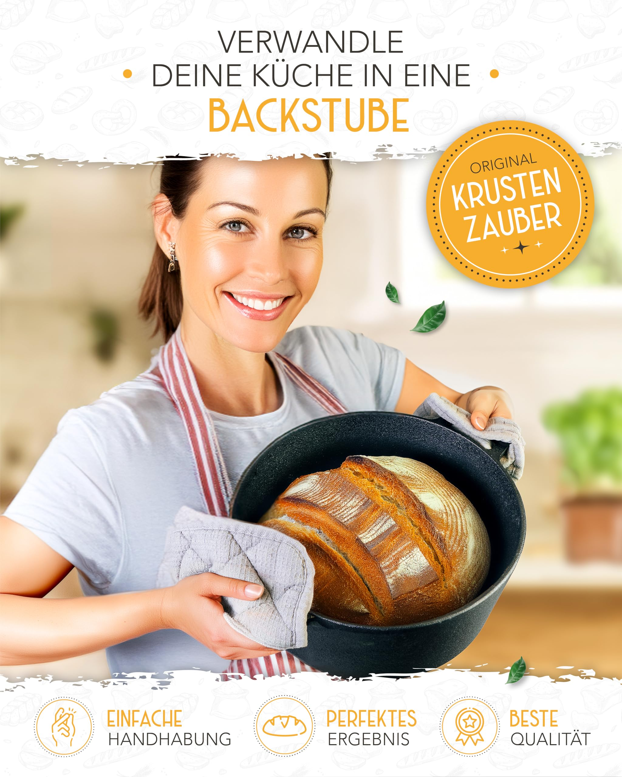 Lächelnte Frau mit Schürze hält frisch gebackenes Brot in einem gusseisernen Topf.