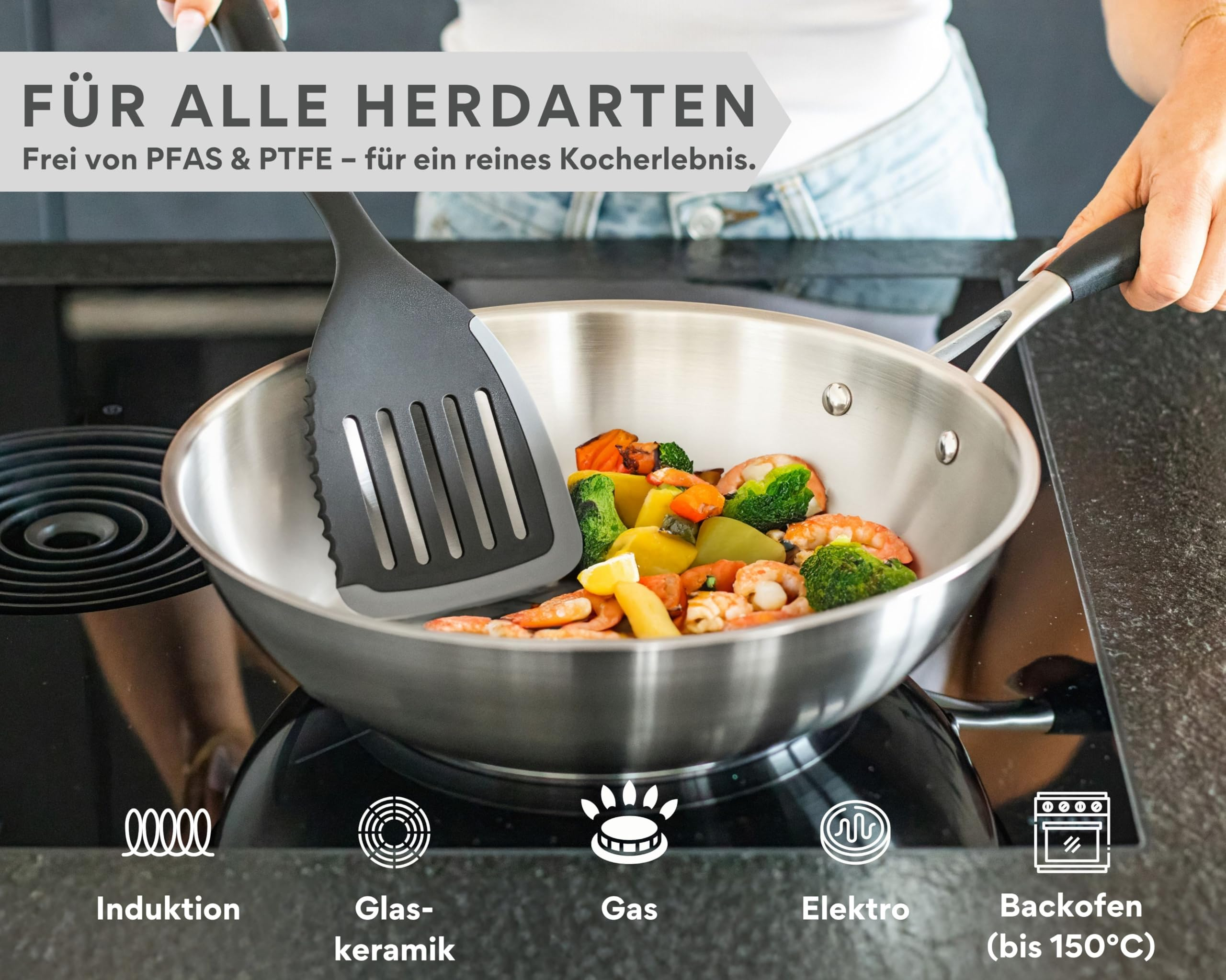 Une poêle en acier inoxydable avec des légumes et des crevettes est remuée sur une cuisinière.