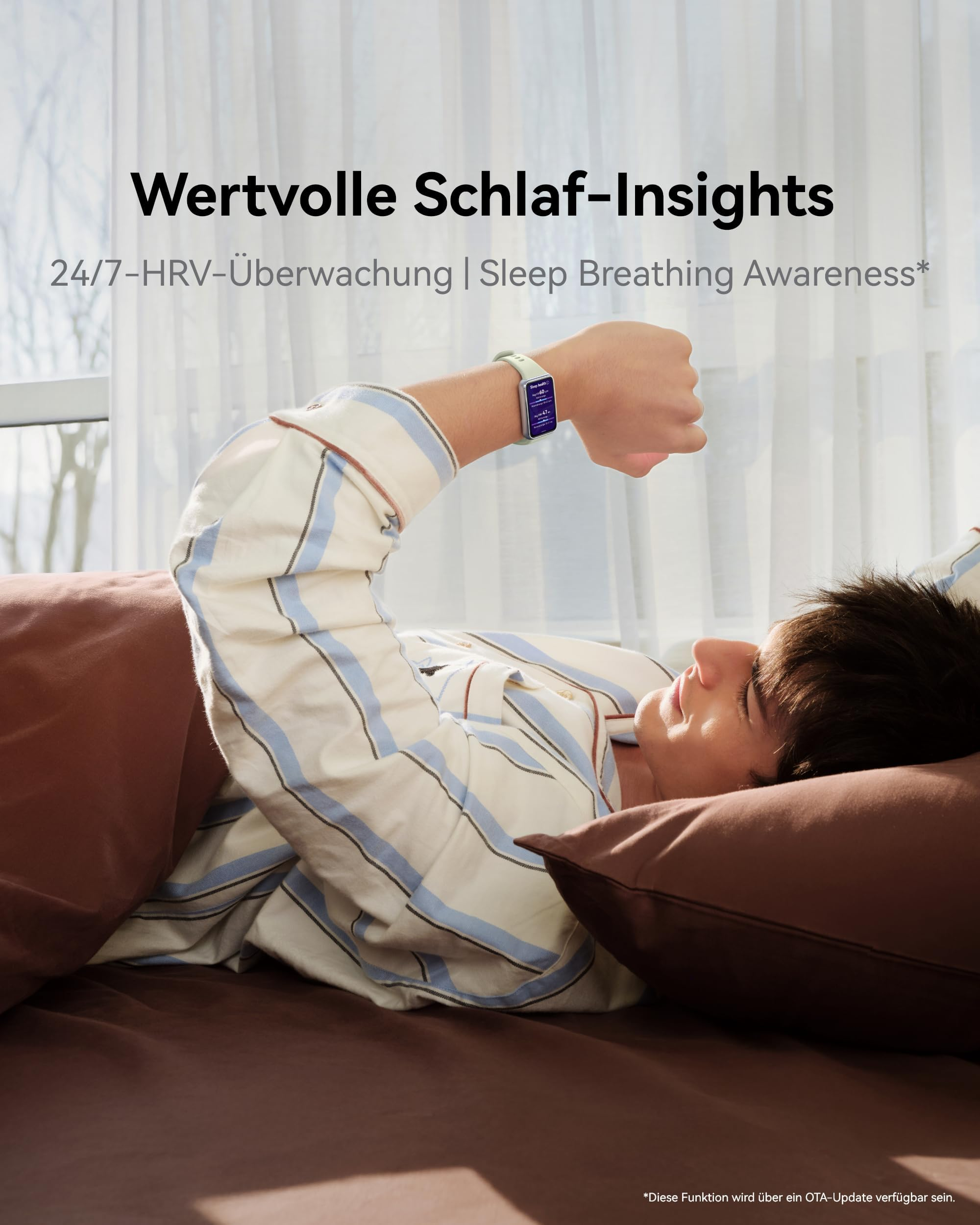 Un uomo a letto mostra il suo smartwatch con dati sul sonno.