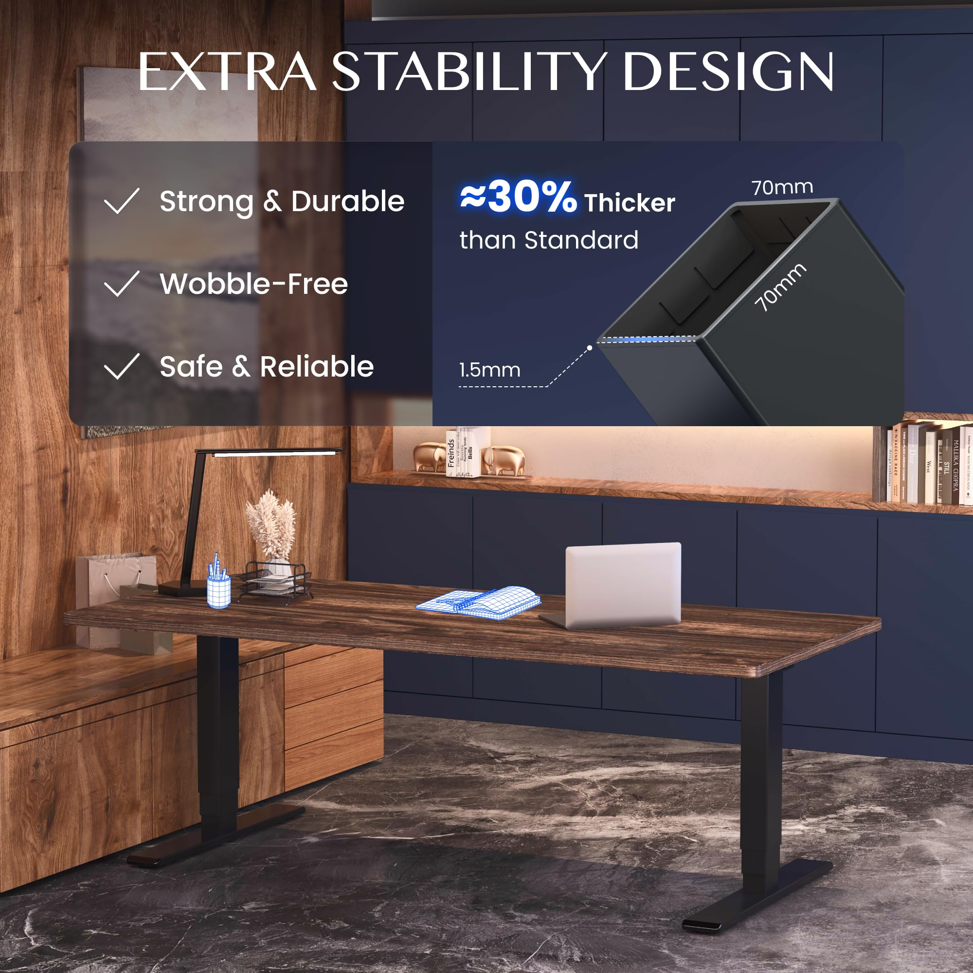 Stabiler Schreibtisch mit Holzplatte und schwarzen Metallbeinen vor einer blauen Wand.