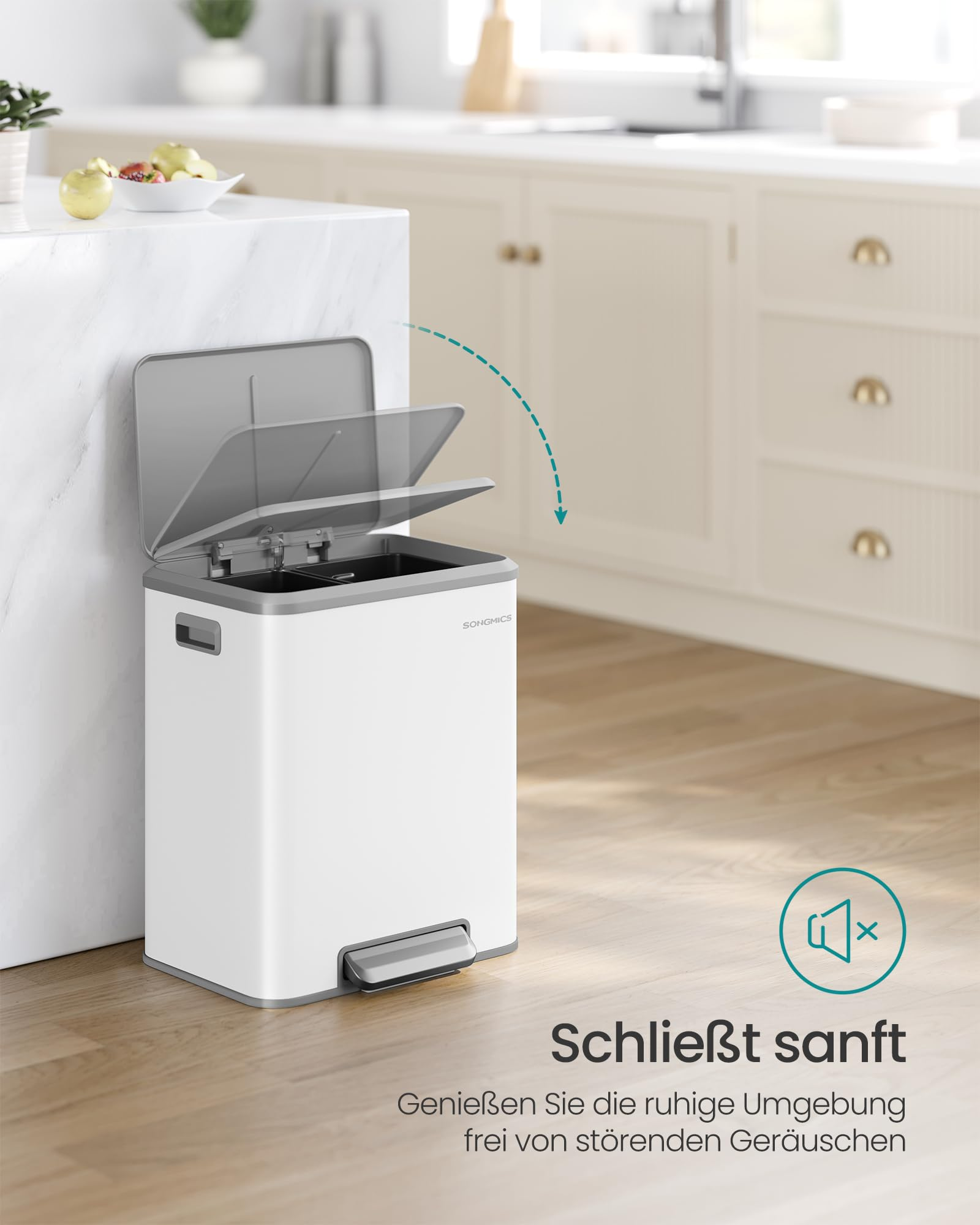 Ein weißer Treteimer mit offenem Deckel steht in einer modernen Küche auf einem Holzfußboden.
