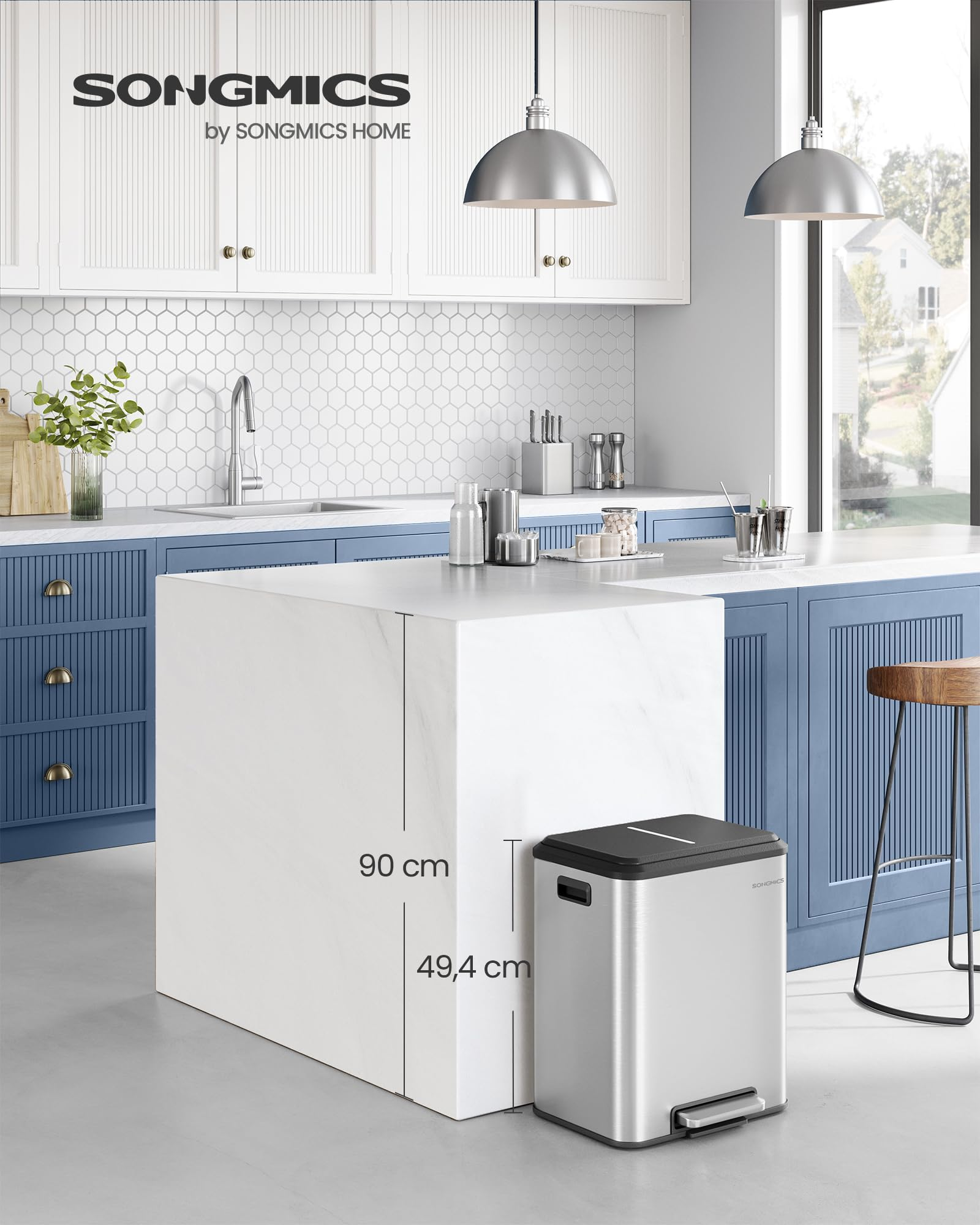 Moderne Küche mit blauen Schränken, weißer Kochinsel und einem Mülleimer im Vordergrund mit Maßangaben.