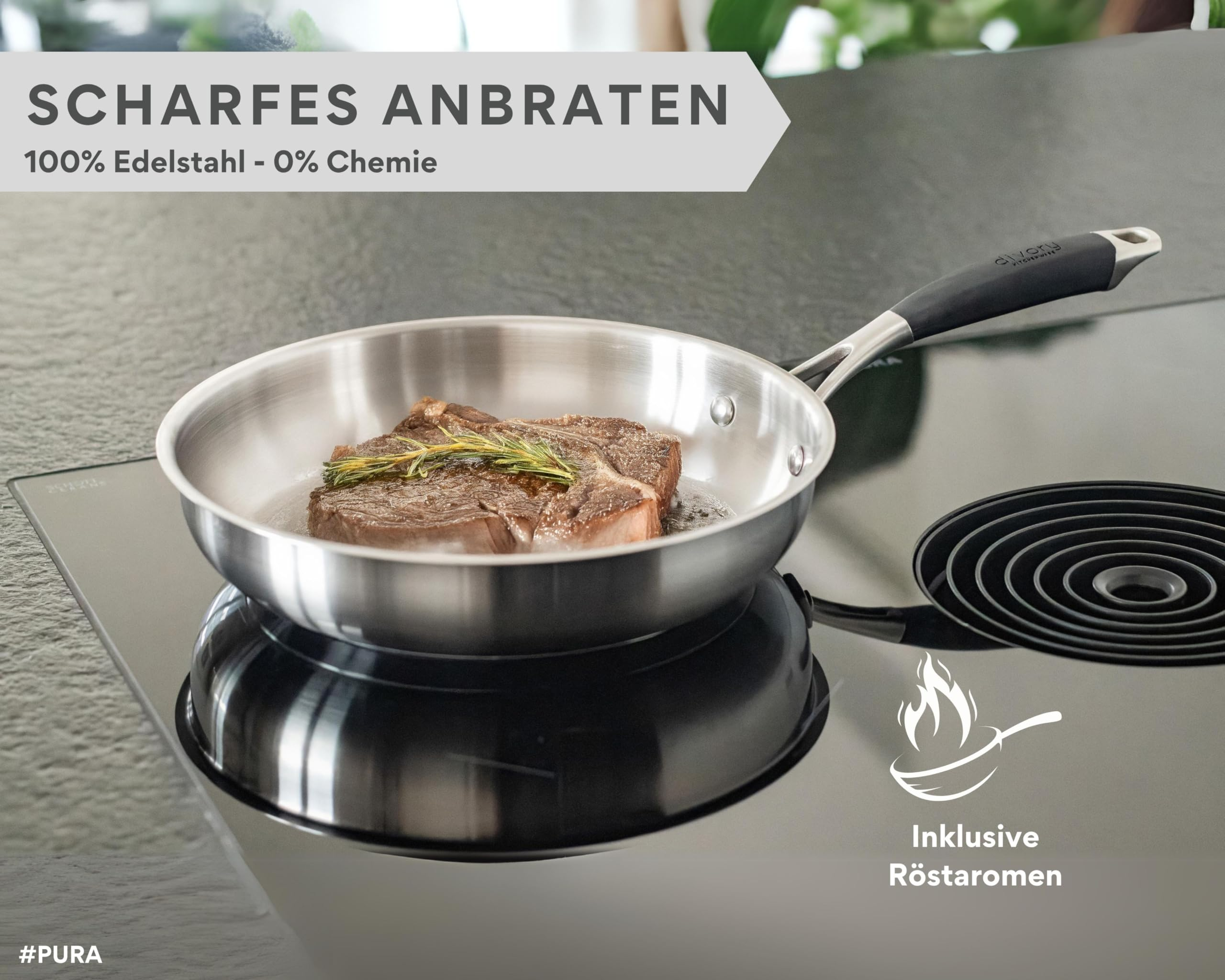 Un steak au romarin cuit dans une poêle en acier inoxydable sur une table à induction.