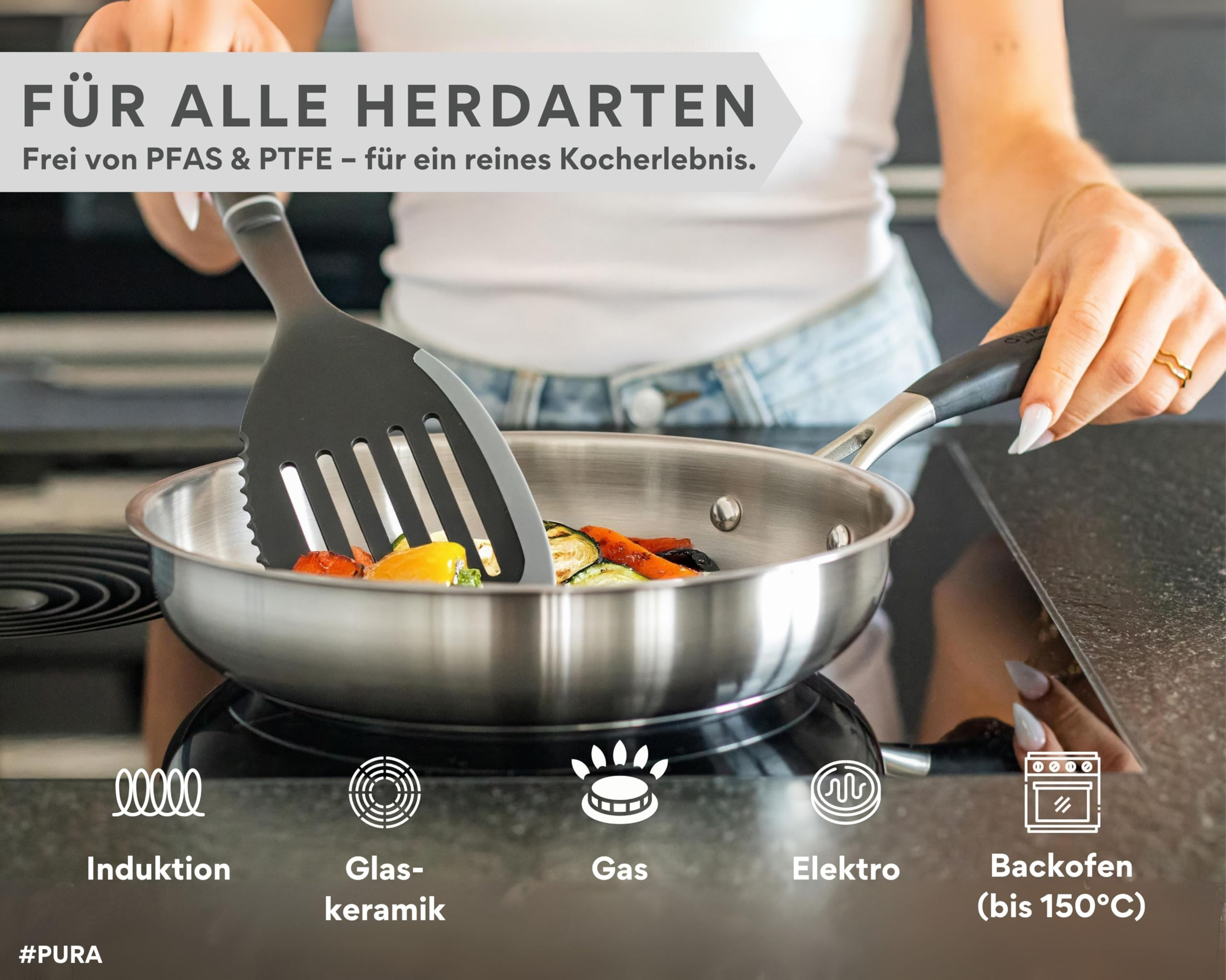 Une personne cuisine des légumes dans une poêle en inox.
