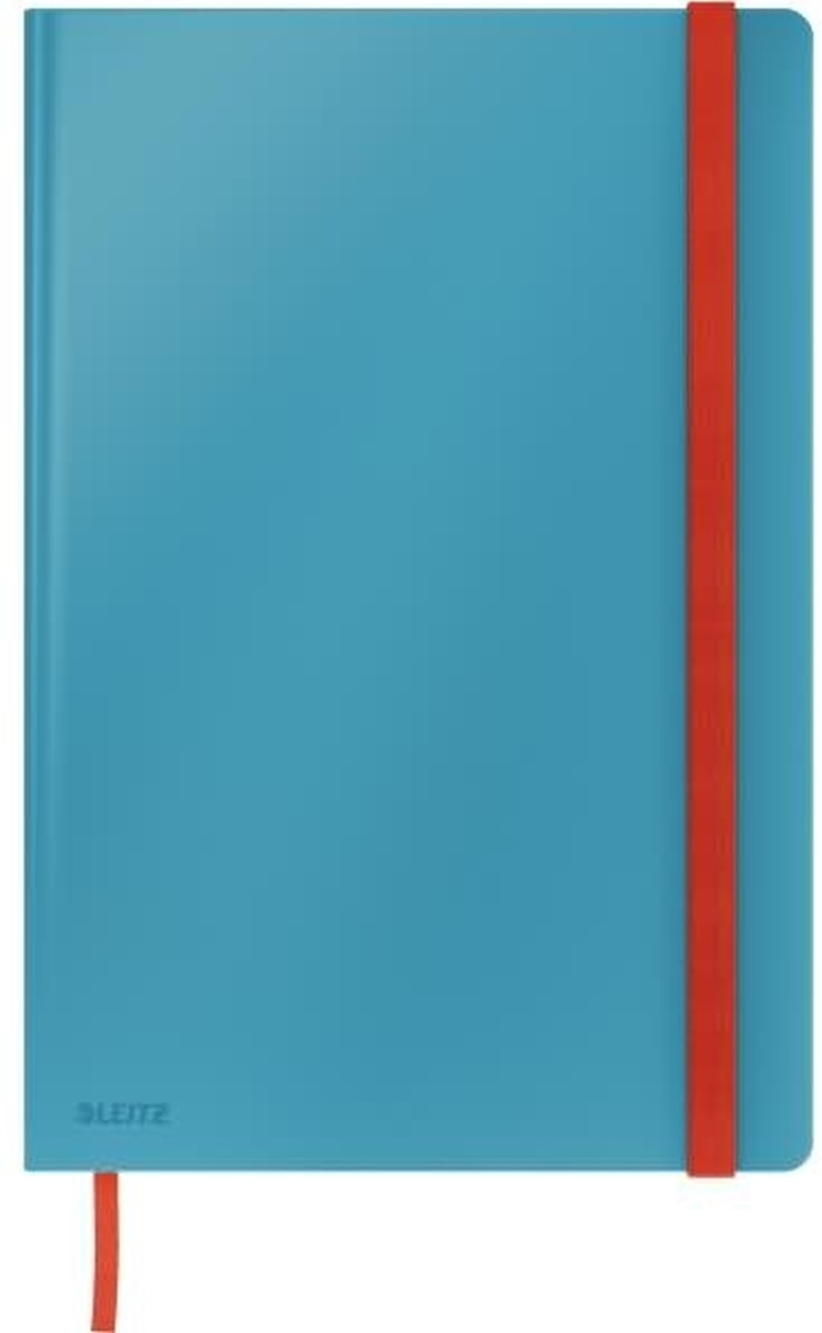 Ein hellblaues Notizbuch mit einem roten Gummiband und Lesezeichen auf weißem Hintergrund.