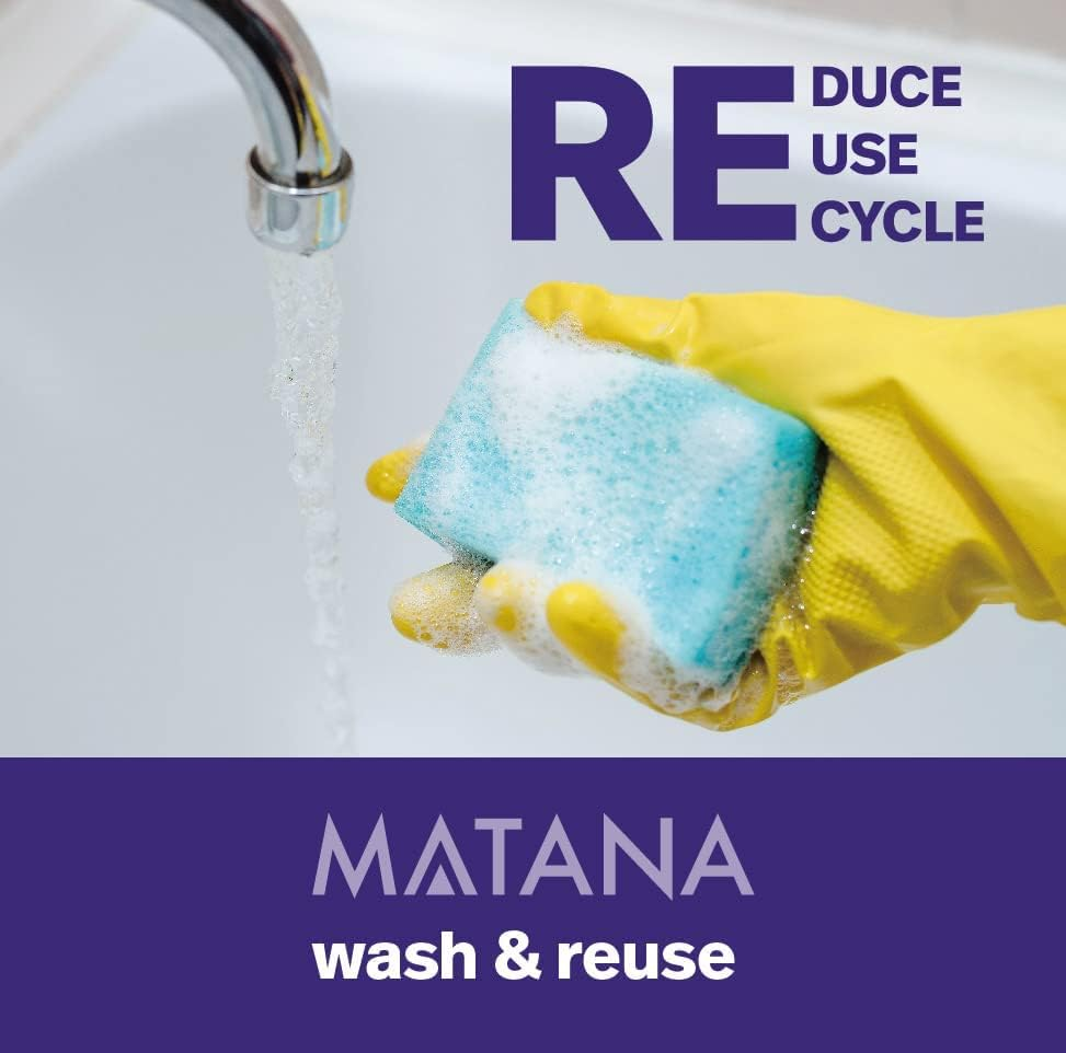 Una mano con guanto giallo tiene una spugna blu sotto l'acqua corrente. Testo: REDUCE USE CYCLE.