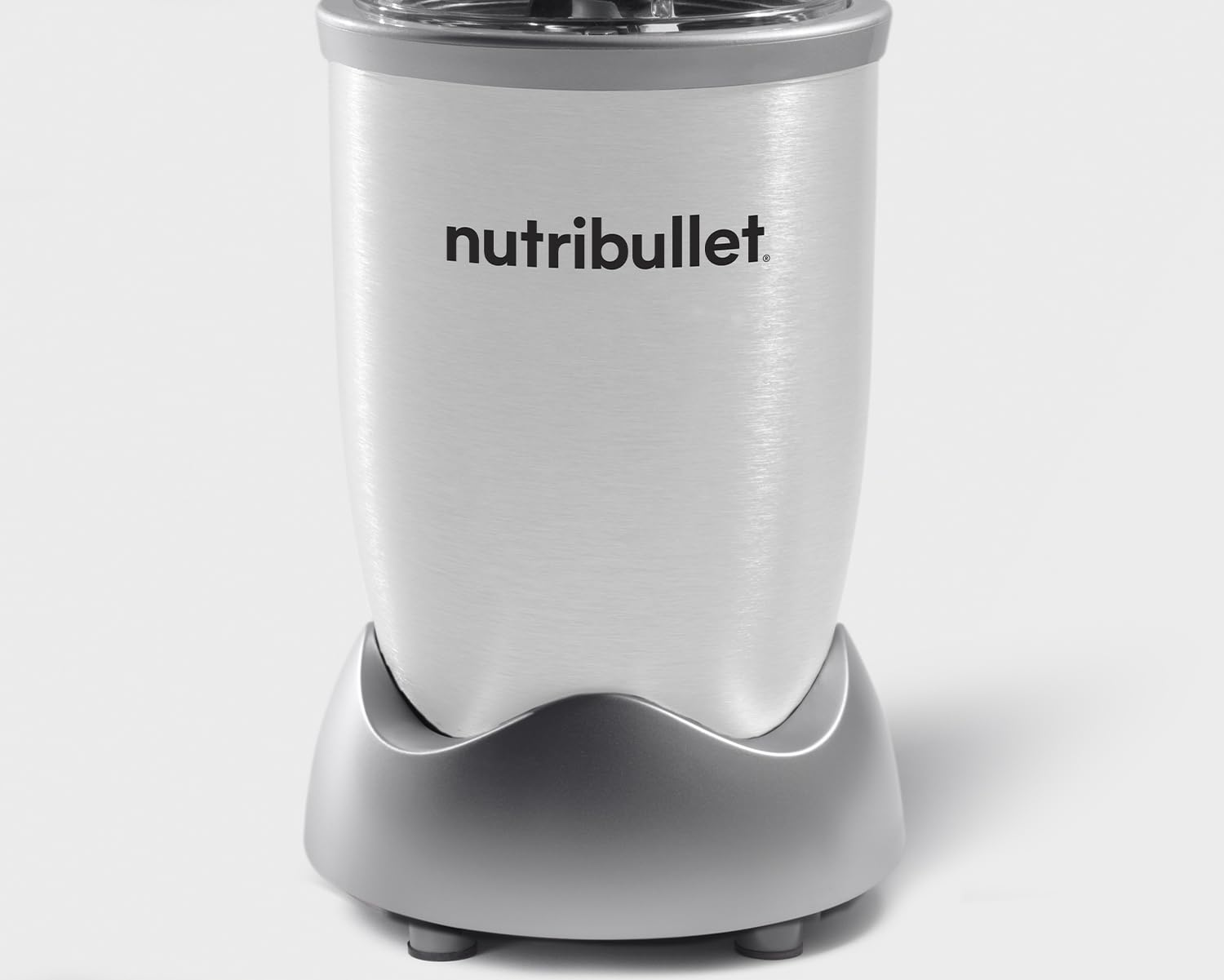 Ein silberner Nutribullet-Mixer steht auf einer hellen Unterlage.
