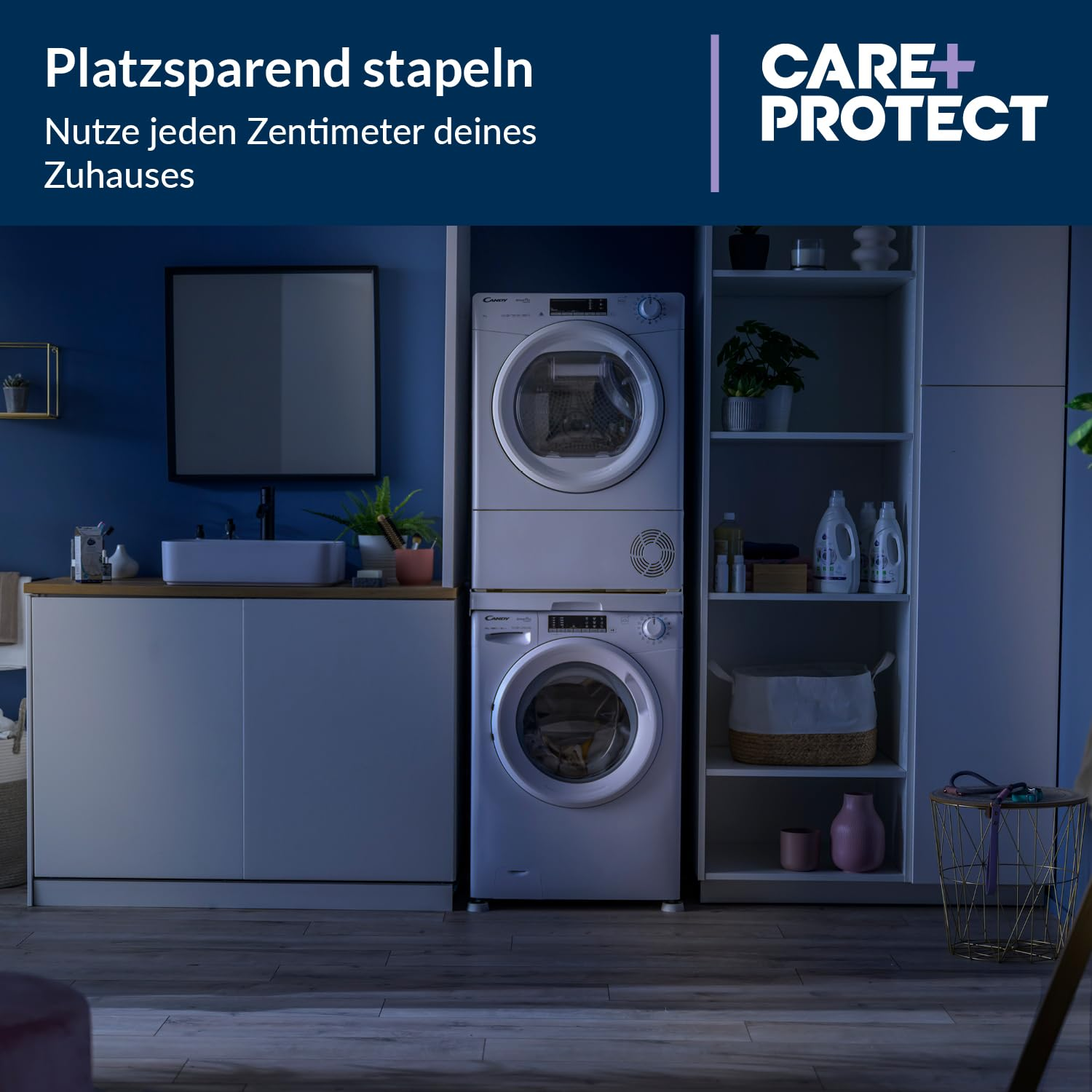 Ein gestapelter Waschtrockner in einem blauen Hauswirtschaftsraum neben Waschbecken, Schrank und Regal.
