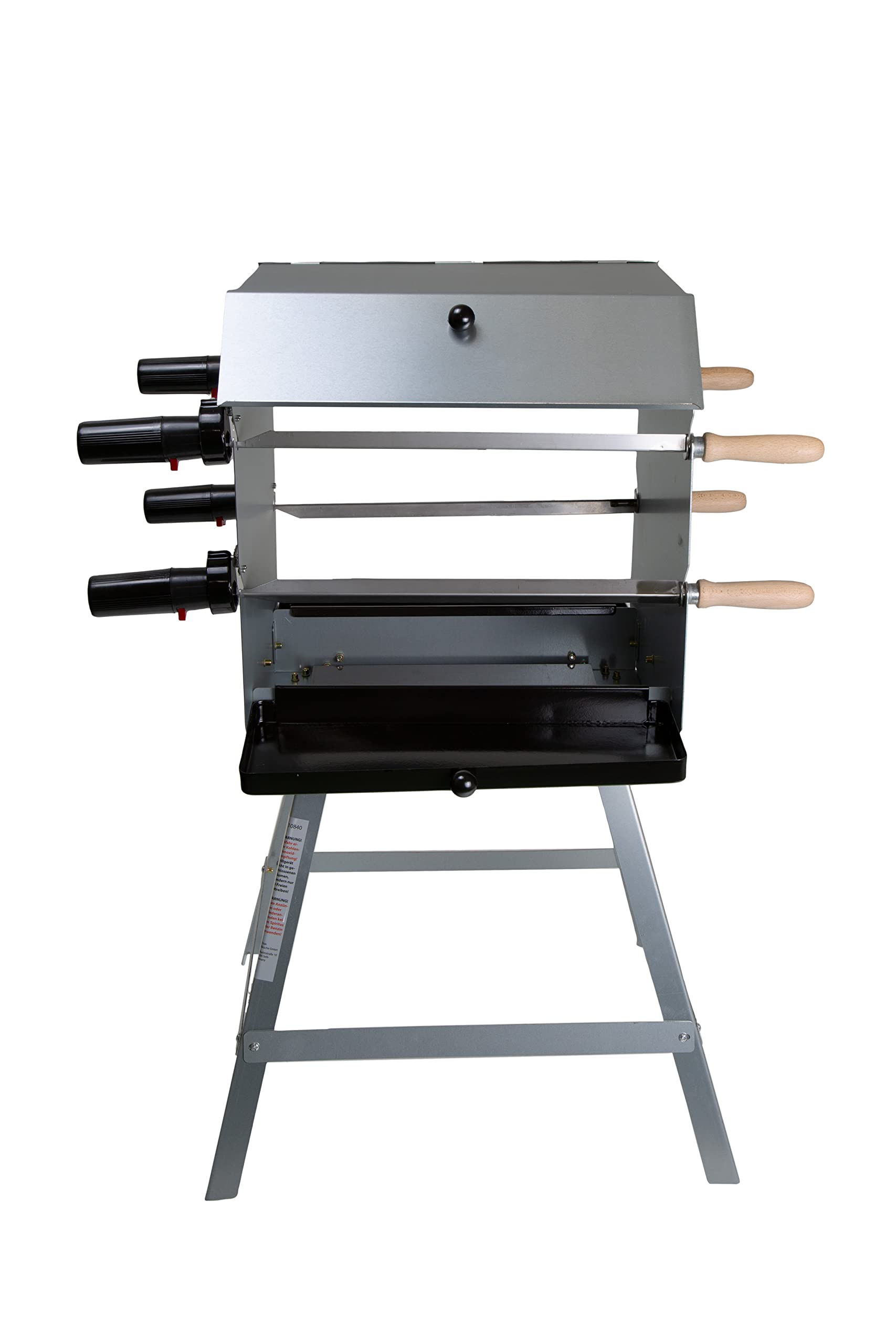 Gril à brochettes argenté avec fond noir et quatre manches en bois sur fond blanc.