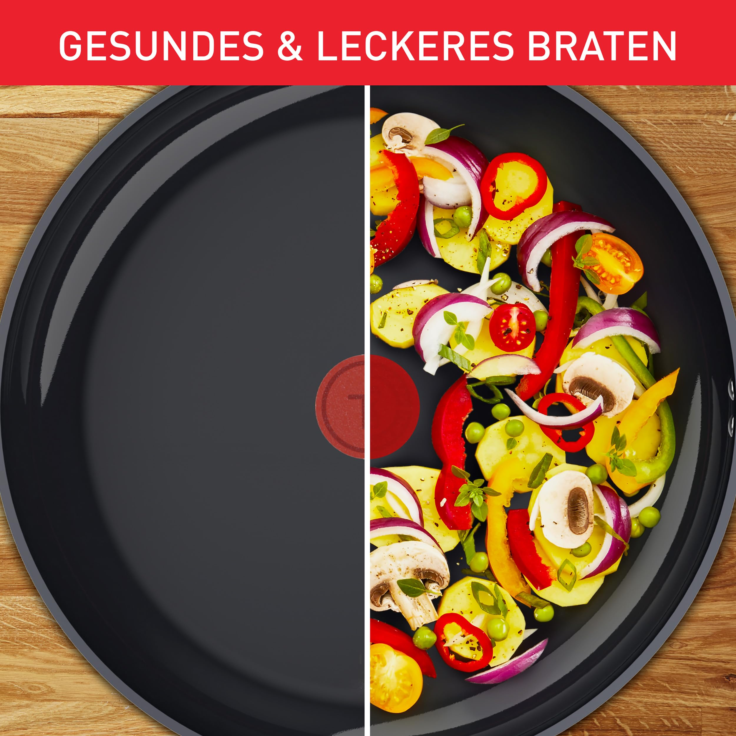 Une poêle divisée verticalement, vide à gauche et remplie de légumes colorés à droite, sur une surface en bois.