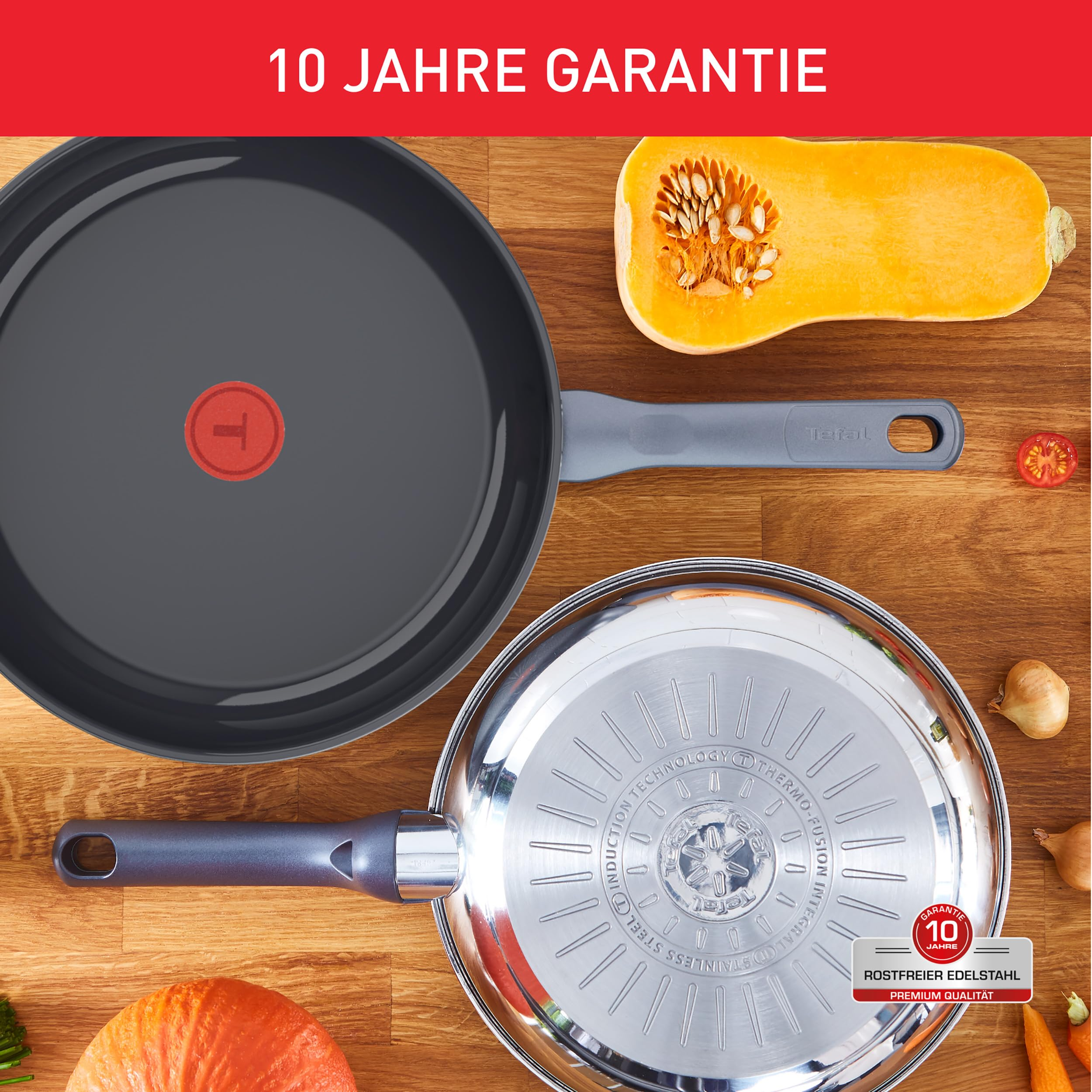 Deux poêles Tefal sur planche en bois avec courge et légumes.