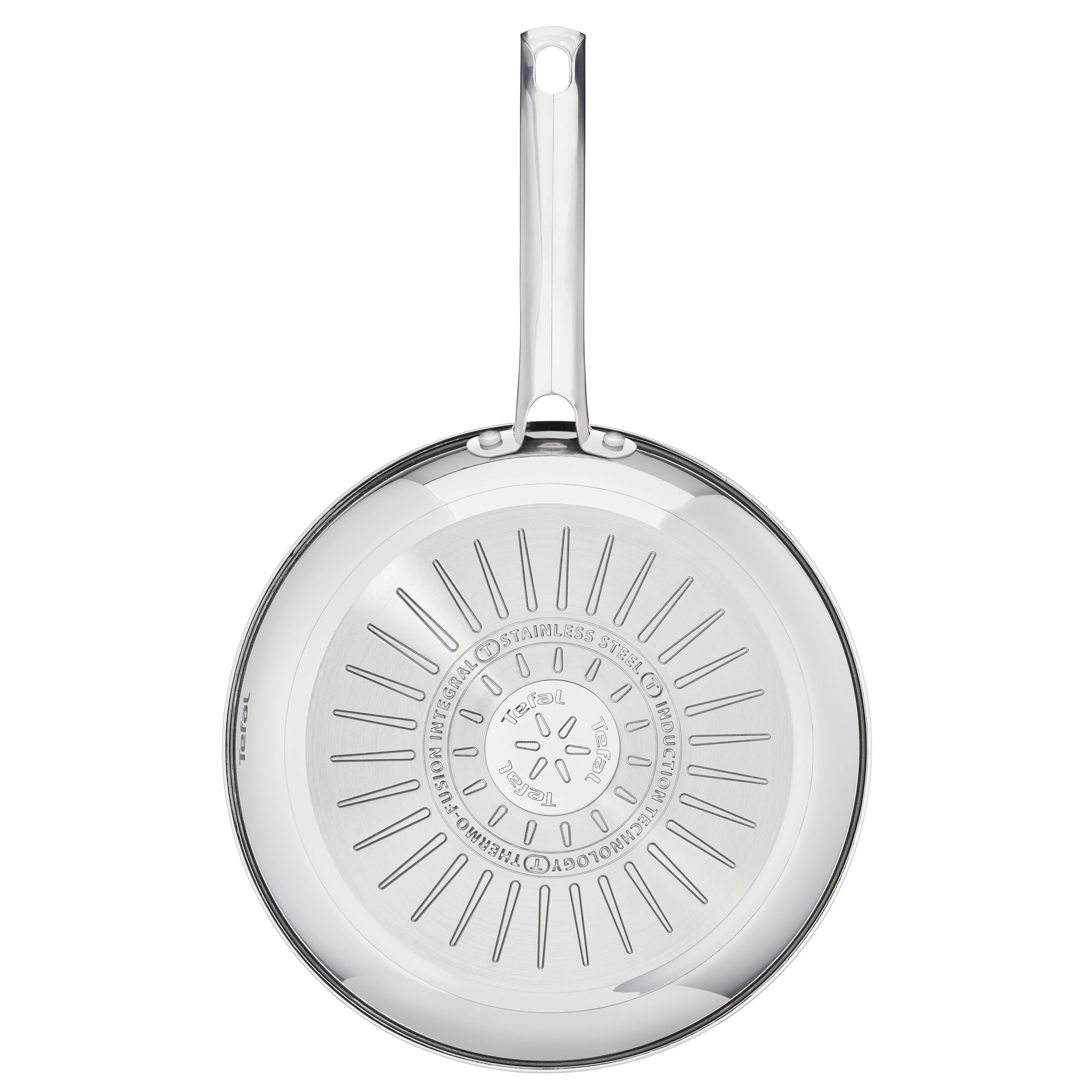 Vue du dessous d'une poêle Tefal brillante en acier inoxydable avec une longue poignée et une base à induction.
