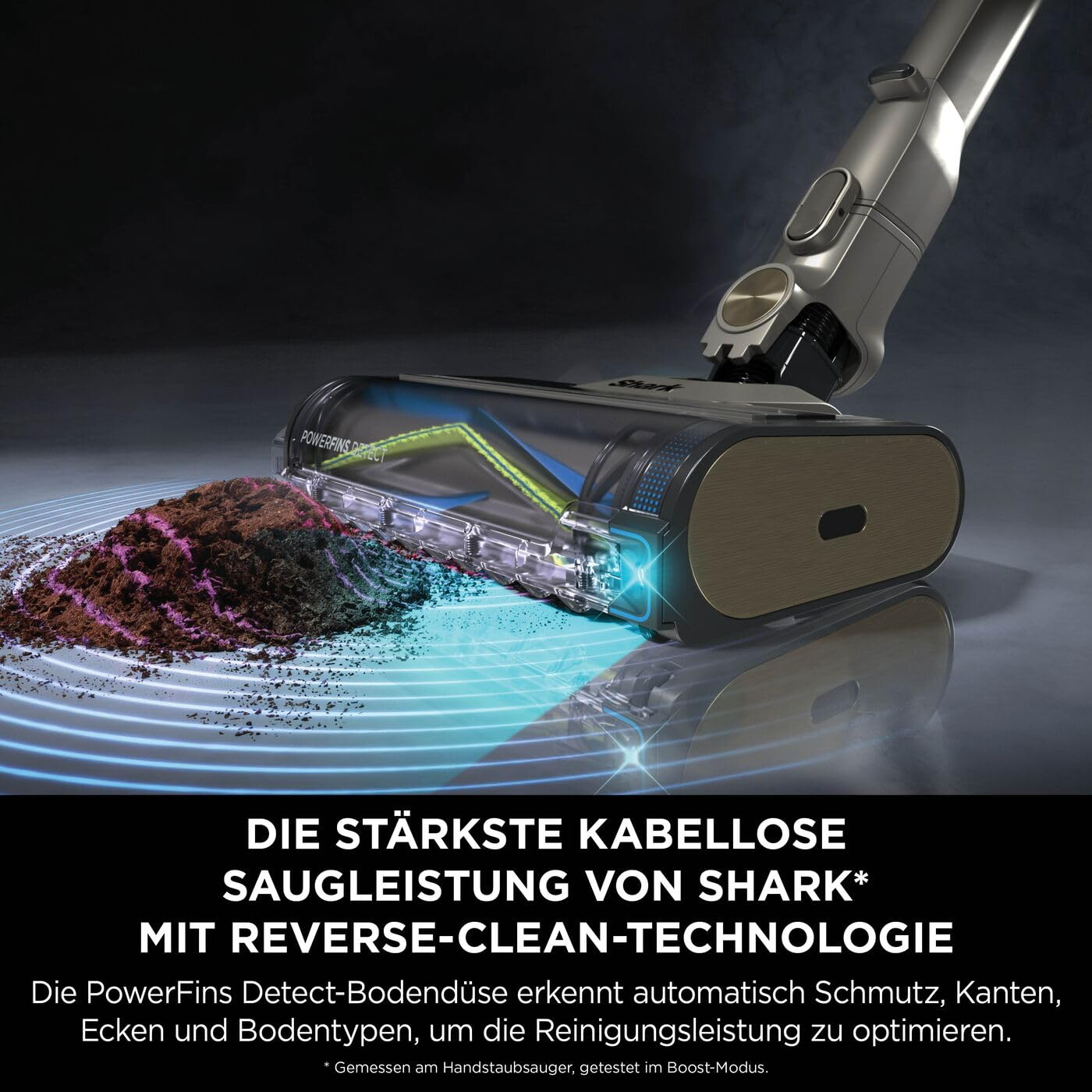 Ein Shark Staubsauger saugt Schmutz auf, mit blauen Lichteffekten und Text am unteren Rand.