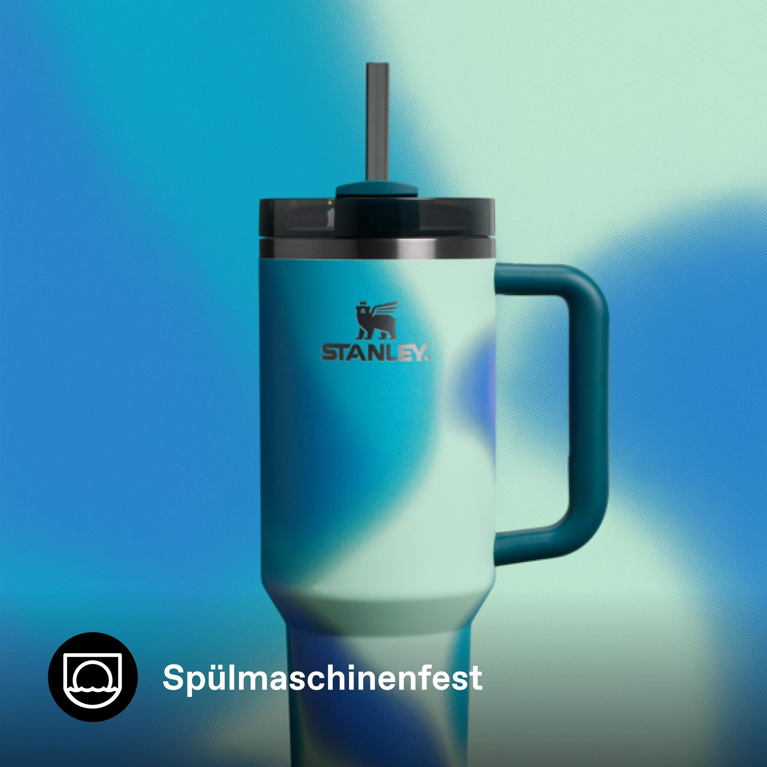 Ein blauer und mintgrüner Stanley-Becher mit Henkel und Strohhalm vor blauem Hintergrund.