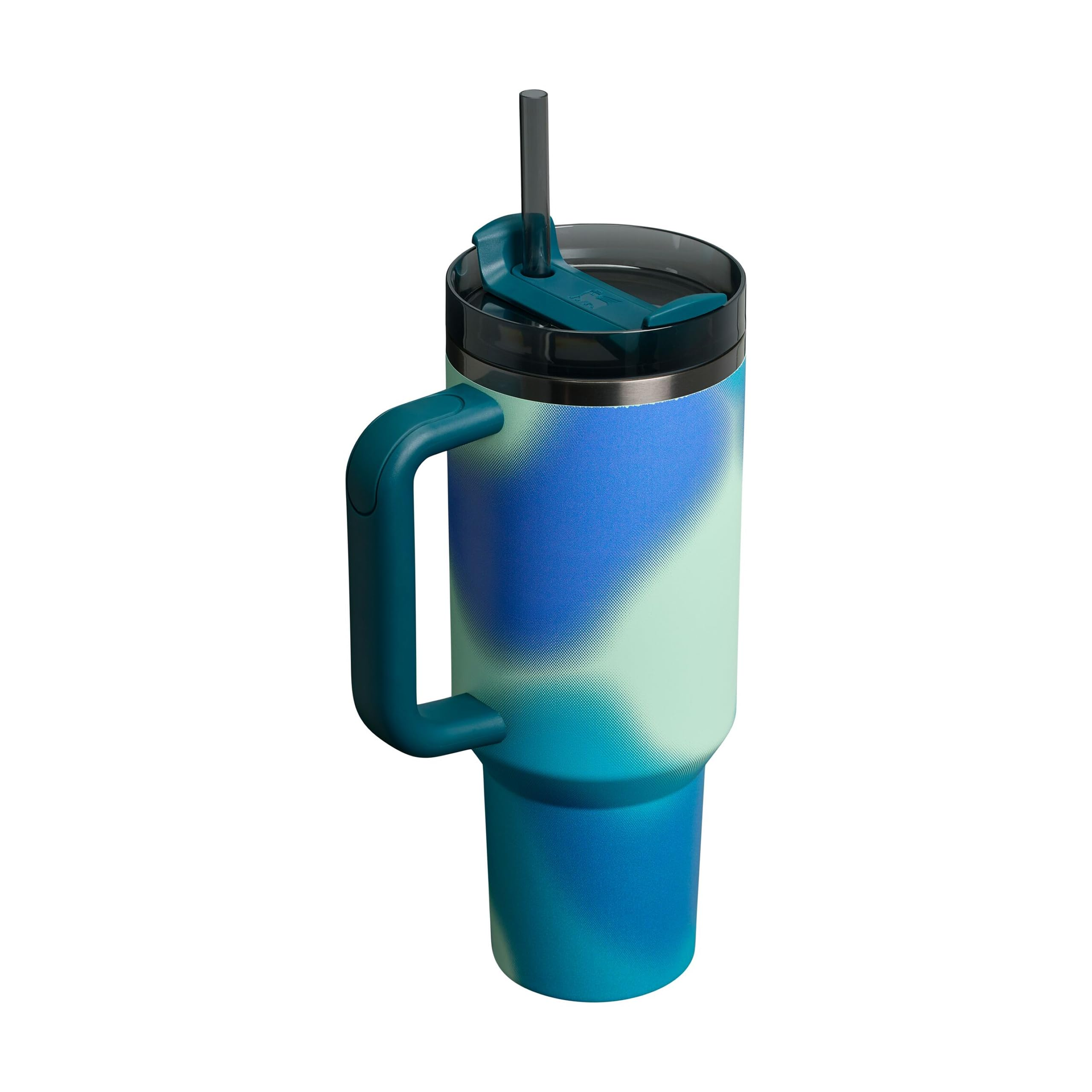 Ein blau-grün verlaufender, isolierter Becher mit Henkel, Deckel und Strohhalm vor weißem Hintergrund.