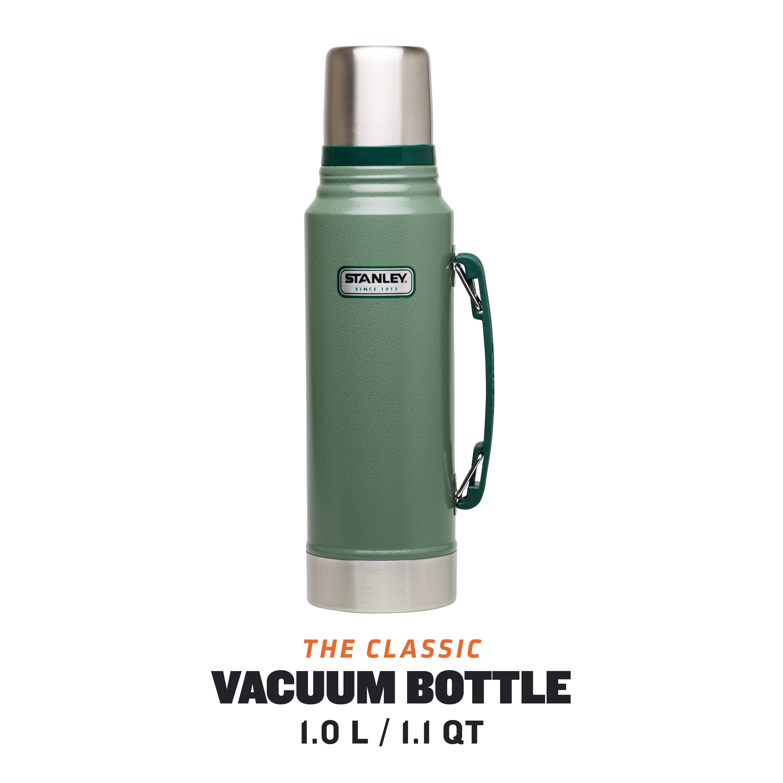 Eine grüne Stanley Thermosflasche mit silbernem Deckel und Griff auf weißem Hintergrund, darunter Text.