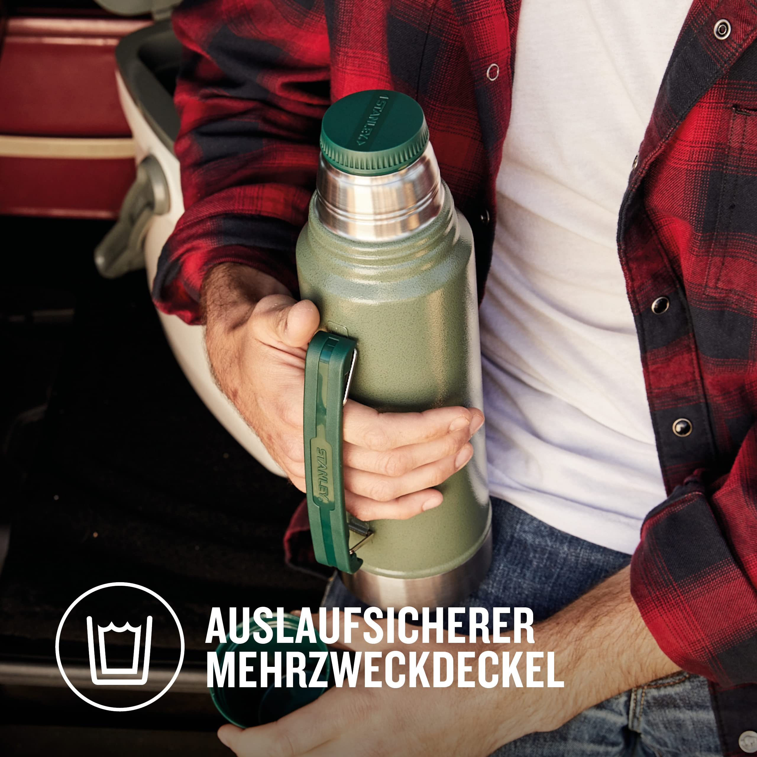 Eine Person im roten Flanellhemd hält eine grüne Thermoskanne mit Mehrzweckdeckel.