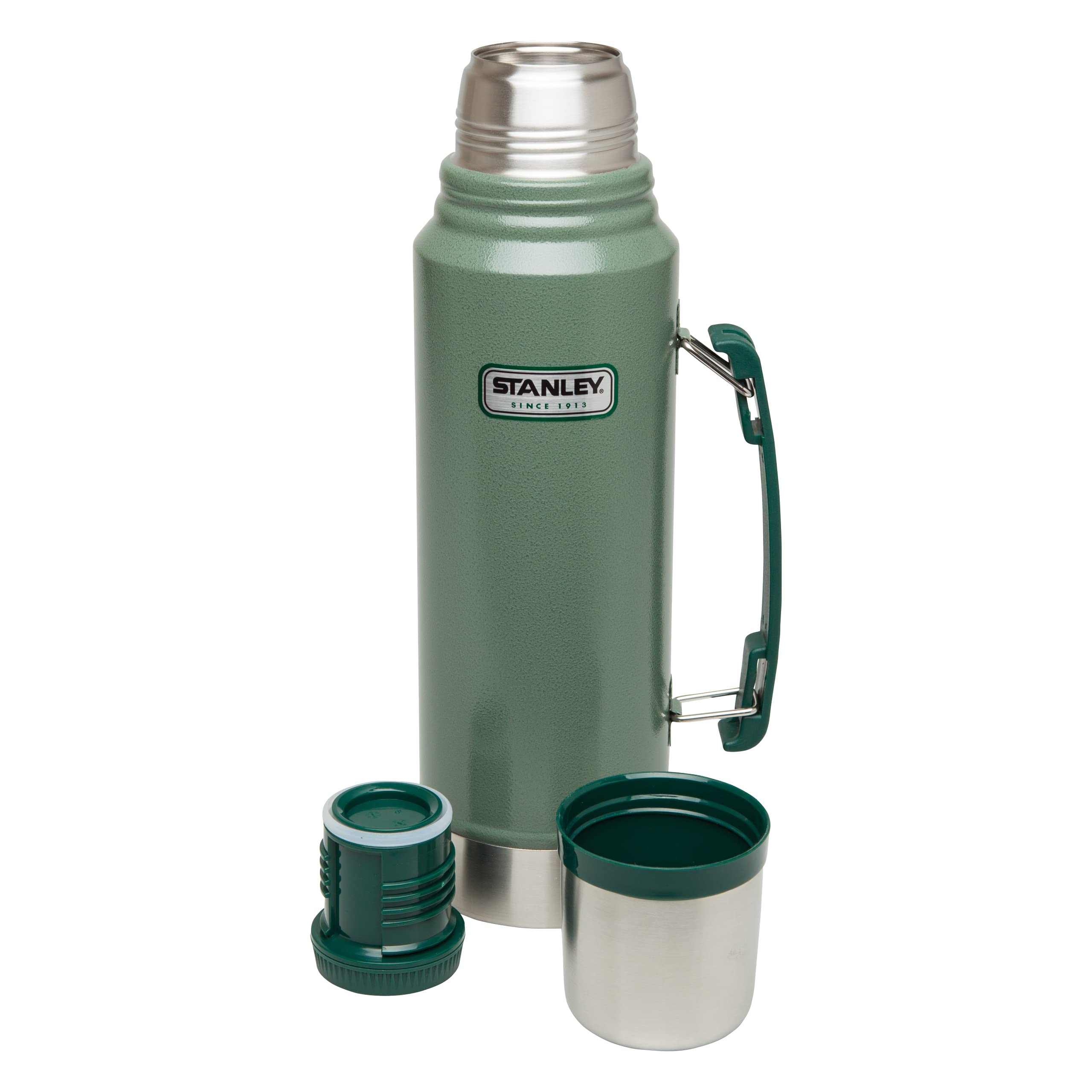 Eine grüne Stanley-Thermoskanne mit Griff, abgenommener Kappe und Becher auf weißem Hintergrund.